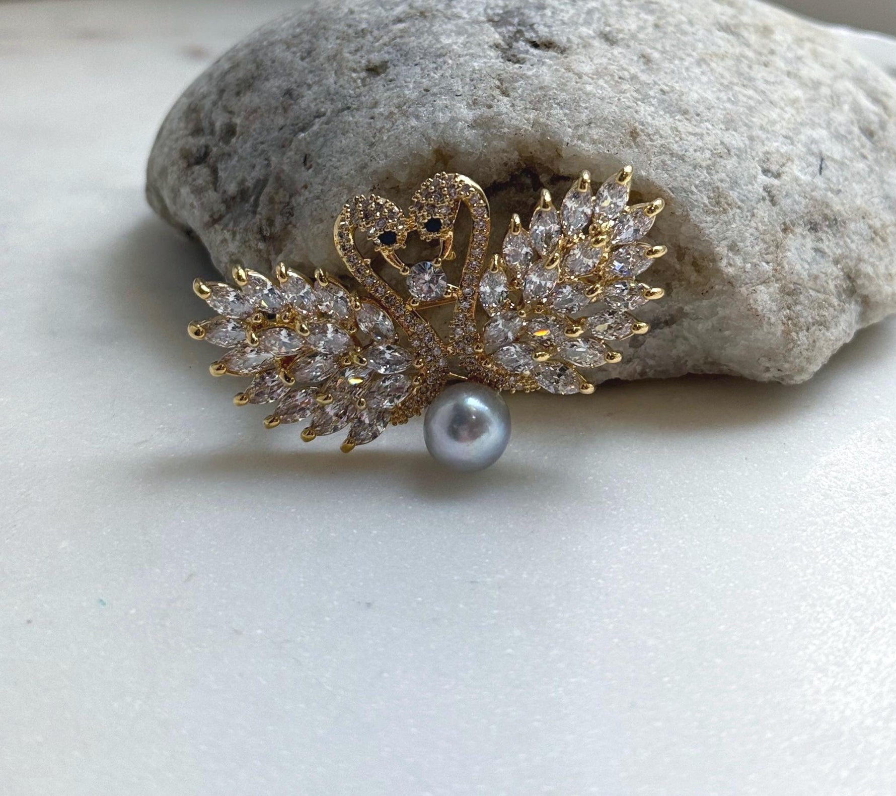 Elly’s 8.8mm Akoya ocean pearl Swan brooch pendant 2in1: Extreme luster mirrored, 5x3cm, high quality blue pearl brooch for her holiday