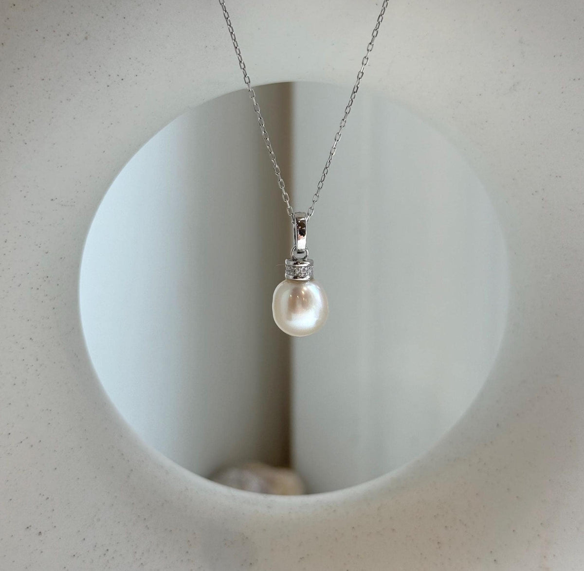 Elly’s Australian ocean white iridescent pearl cool Pendant: Extreme luster, 9.3mm, 2cm high, S925 silver pendant.