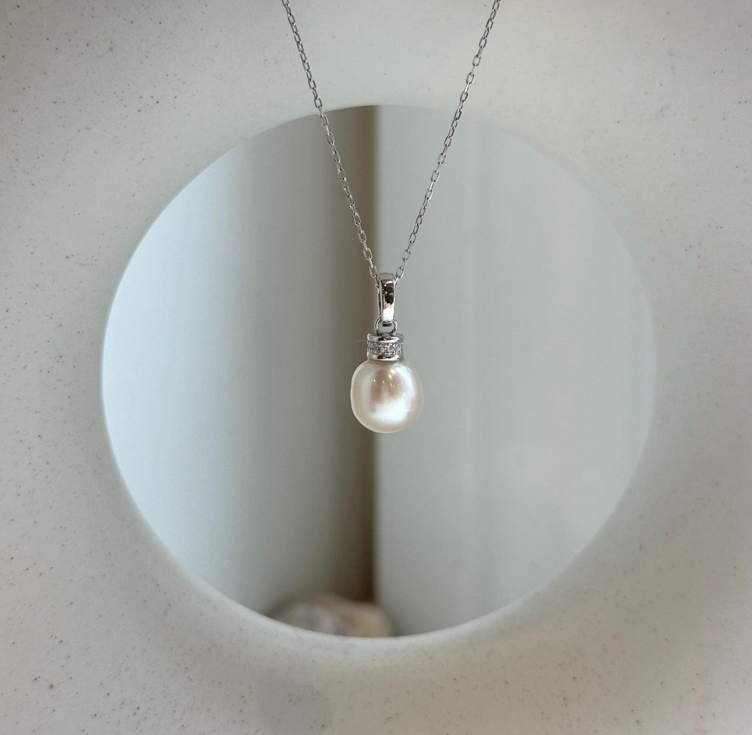 Elly’s Australian ocean white iridescent pearl cool Pendant: Extreme luster, 9.3mm, 2cm high, S925 silver pendant.