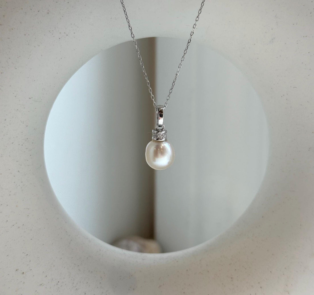 Elly’s Australian ocean white iridescent pearl cool Pendant: Extreme luster, 9.3mm, 2cm high, S925 silver pendant.