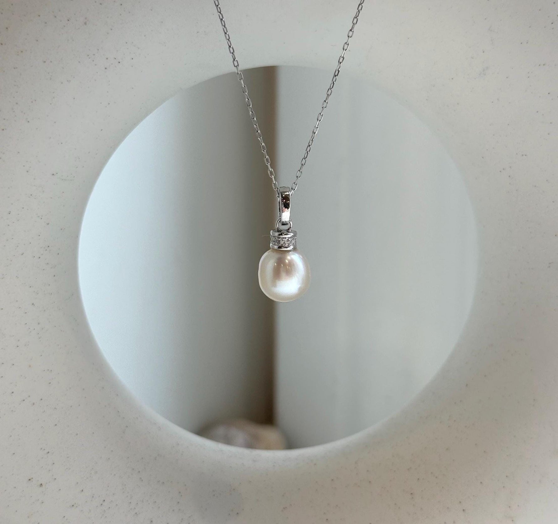 Elly’s Australian ocean white iridescent pearl cool Pendant: Extreme luster, 9.3mm, 2cm high, S925 silver pendant.