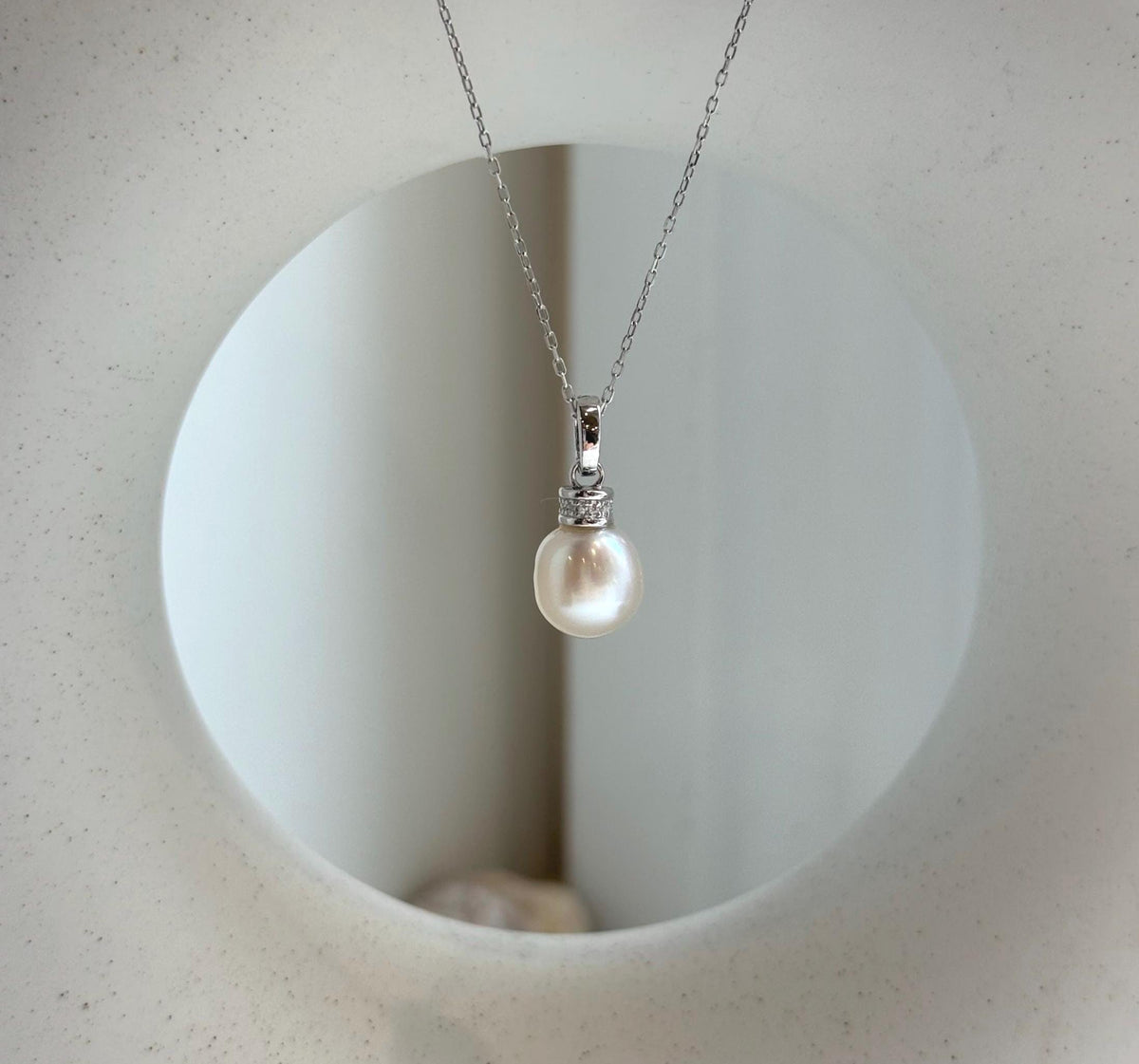 Elly’s Australian ocean white iridescent pearl cool Pendant: Extreme luster, 9.3mm, 2cm high, S925 silver pendant.