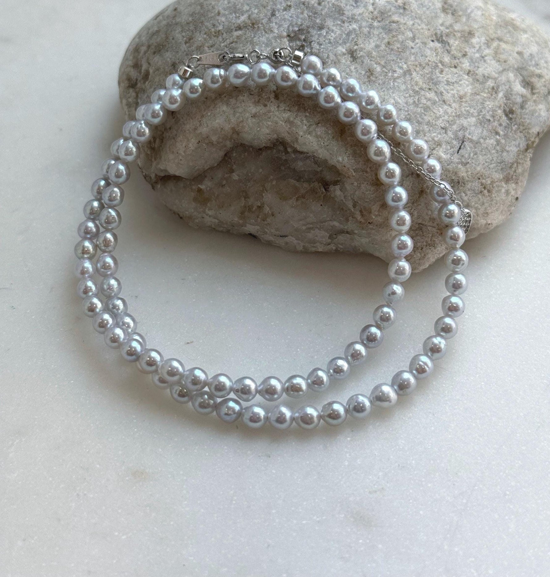 white small pearls necklace for her