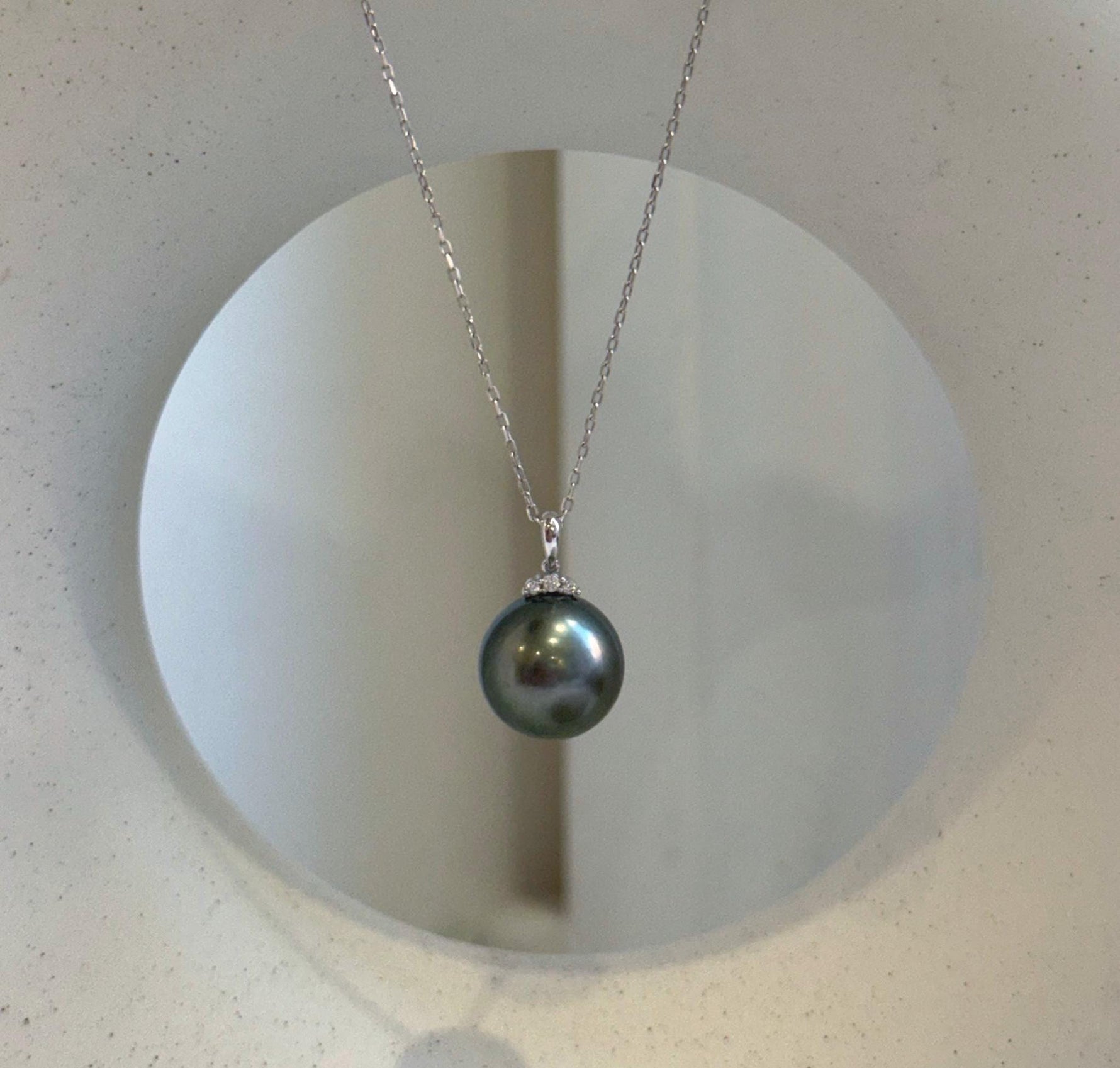 Elly’s 12.3mm Au750 18K Gold Genius Tahitian peacock green Ocean Pearl Pendant: Extreme luster mirrored, 1.9cm high, 18K real gold pendant. high quality real gold pearl pendant for her