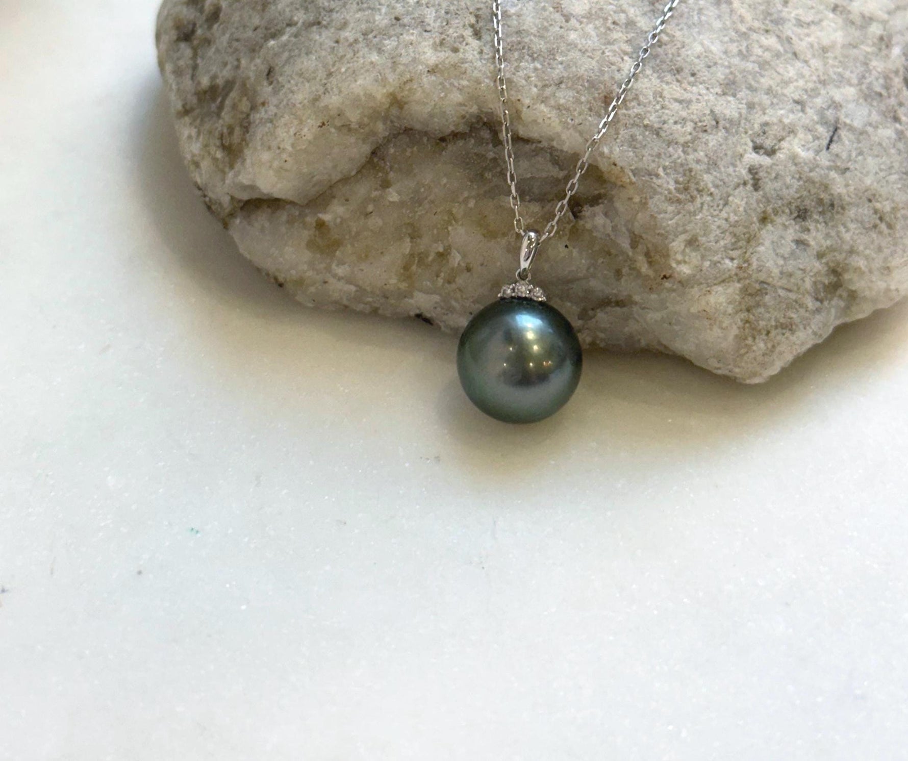 Elly’s 12.3mm Au750 18K Gold Genius Tahitian peacock green Ocean Pearl Pendant: Extreme luster mirrored, 1.9cm high, 18K real gold pendant. high quality real gold pearl pendant for her