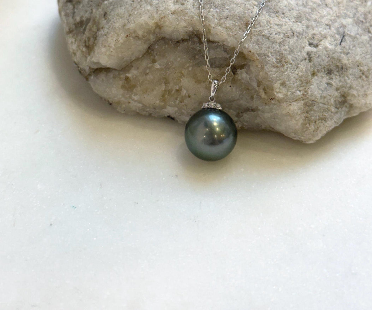 Elly’s 12.3mm Au750 18K Gold Genius Tahitian peacock green Ocean Pearl Pendant: Extreme luster mirrored, 1.9cm high, 18K real gold pendant. high quality real gold pearl pendant for her
