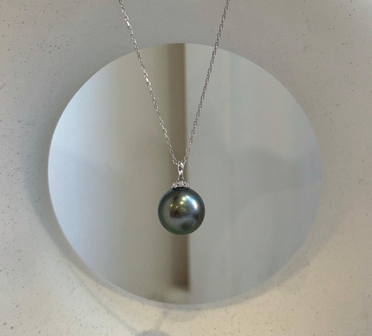 Elly’s 12.3mm Au750 18K Gold Genius Tahitian peacock green Ocean Pearl Pendant: Extreme luster mirrored, 1.9cm high, 18K real gold pendant. high quality real gold pearl pendant for her holiday