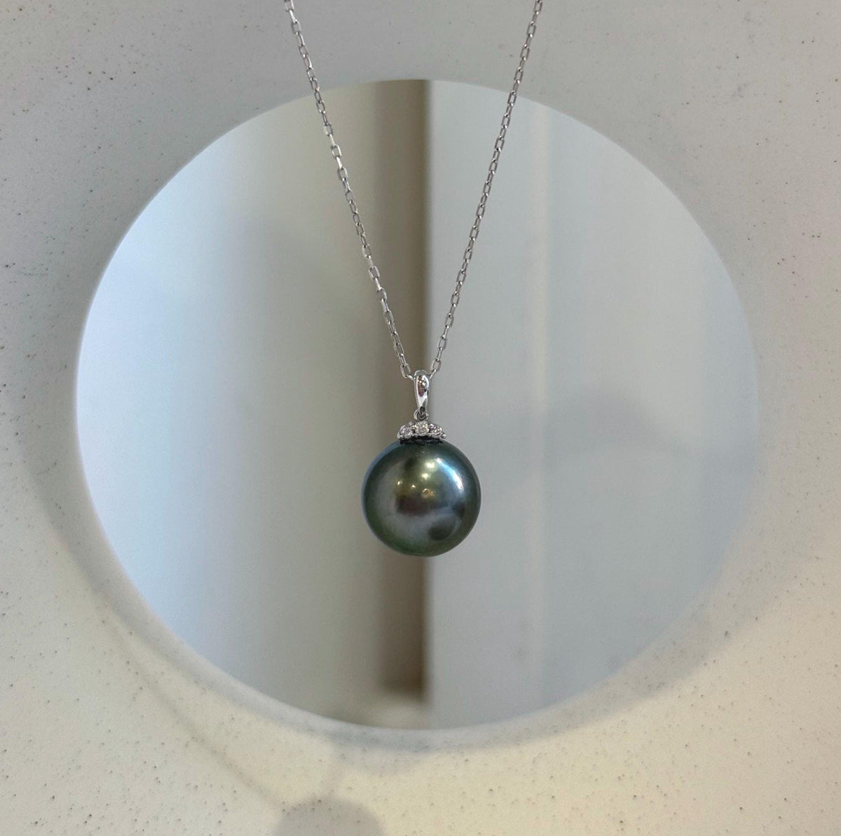 Elly’s 12.3mm Au750 18K Gold Genius Tahitian peacock green Ocean Pearl Pendant: Extreme luster mirrored, 1.9cm high, 18K real gold pendant. high quality real gold pearl pendant for her