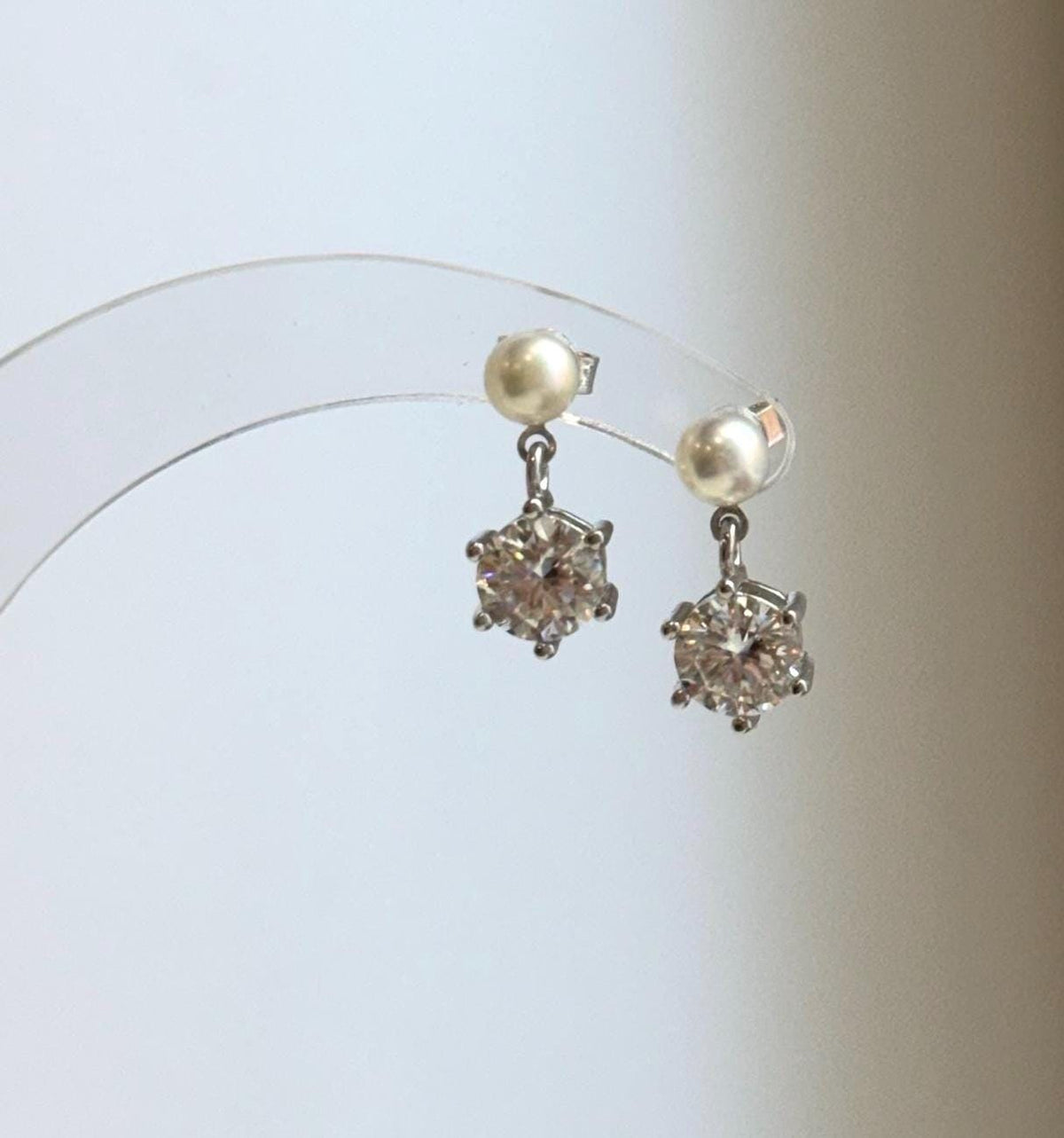 Elly’s 2.0ct Moissanite Akoya ocean pearls earrings: Extreme luster Mirrored, 4.9mm, 1.7cm high, S925 silver cool earrings.