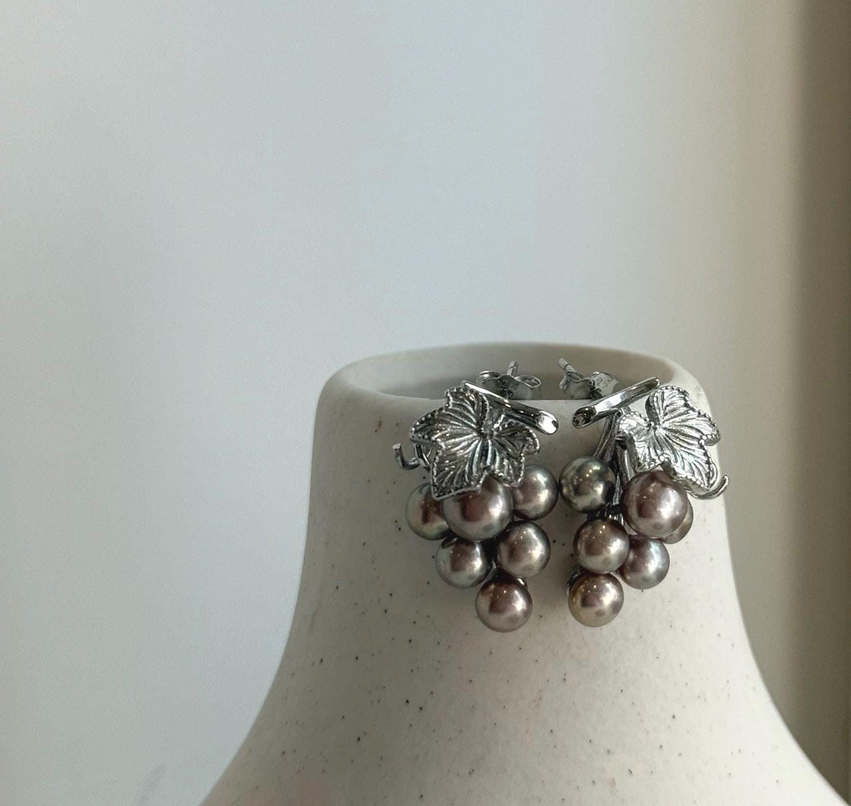 Elly’s 4.8-5.8mm Genius Freshwater rose green Keshi Pearls Grape Earrings: Extreme luster mirrored, 1.4x2.2cm, S925 silver earrings.