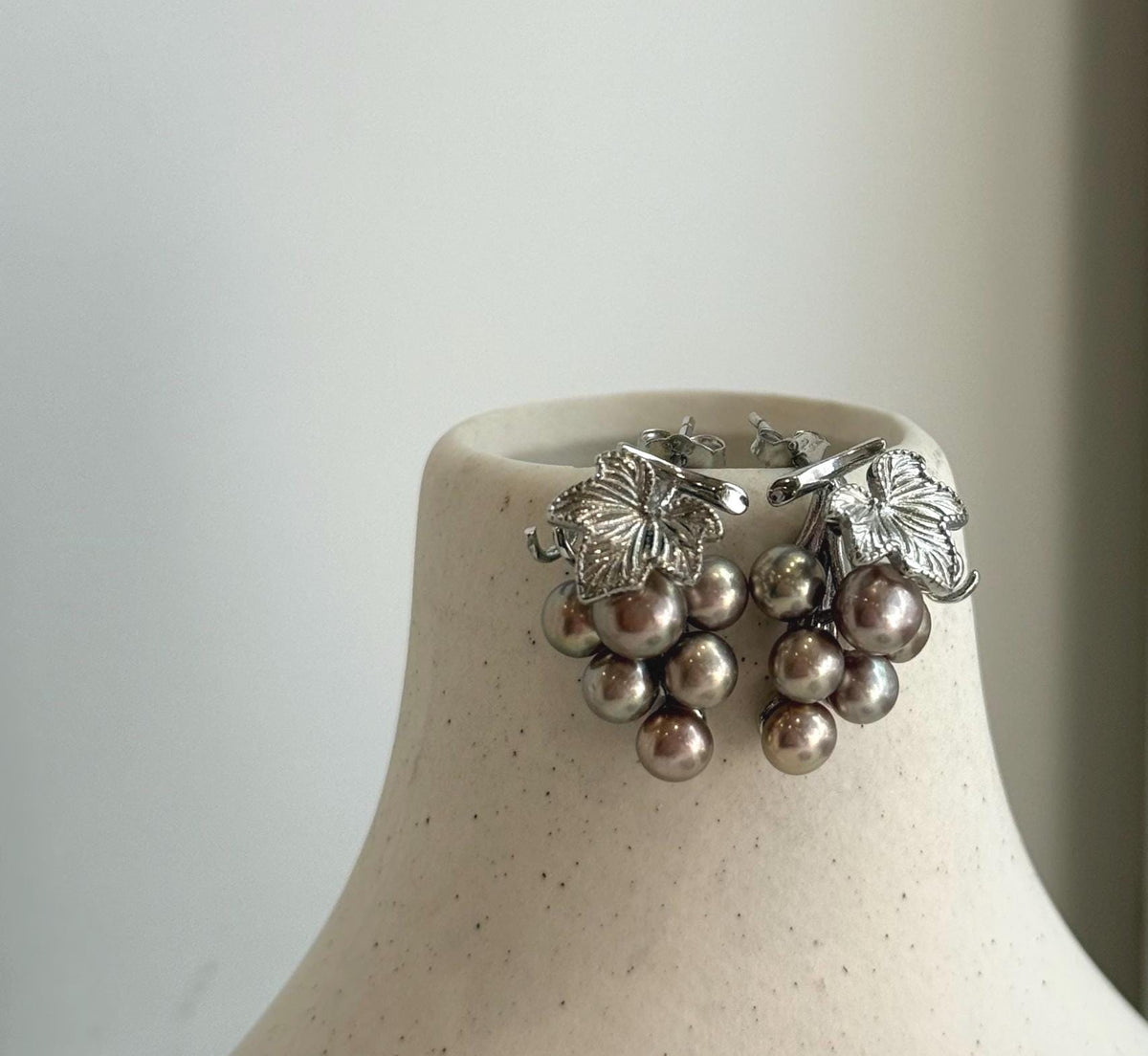 Elly’s 4.8-5.8mm Genius Freshwater rose green Keshi Pearls Grape Earrings: Extreme luster mirrored, 1.4x2.2cm, S925 silver earrings.