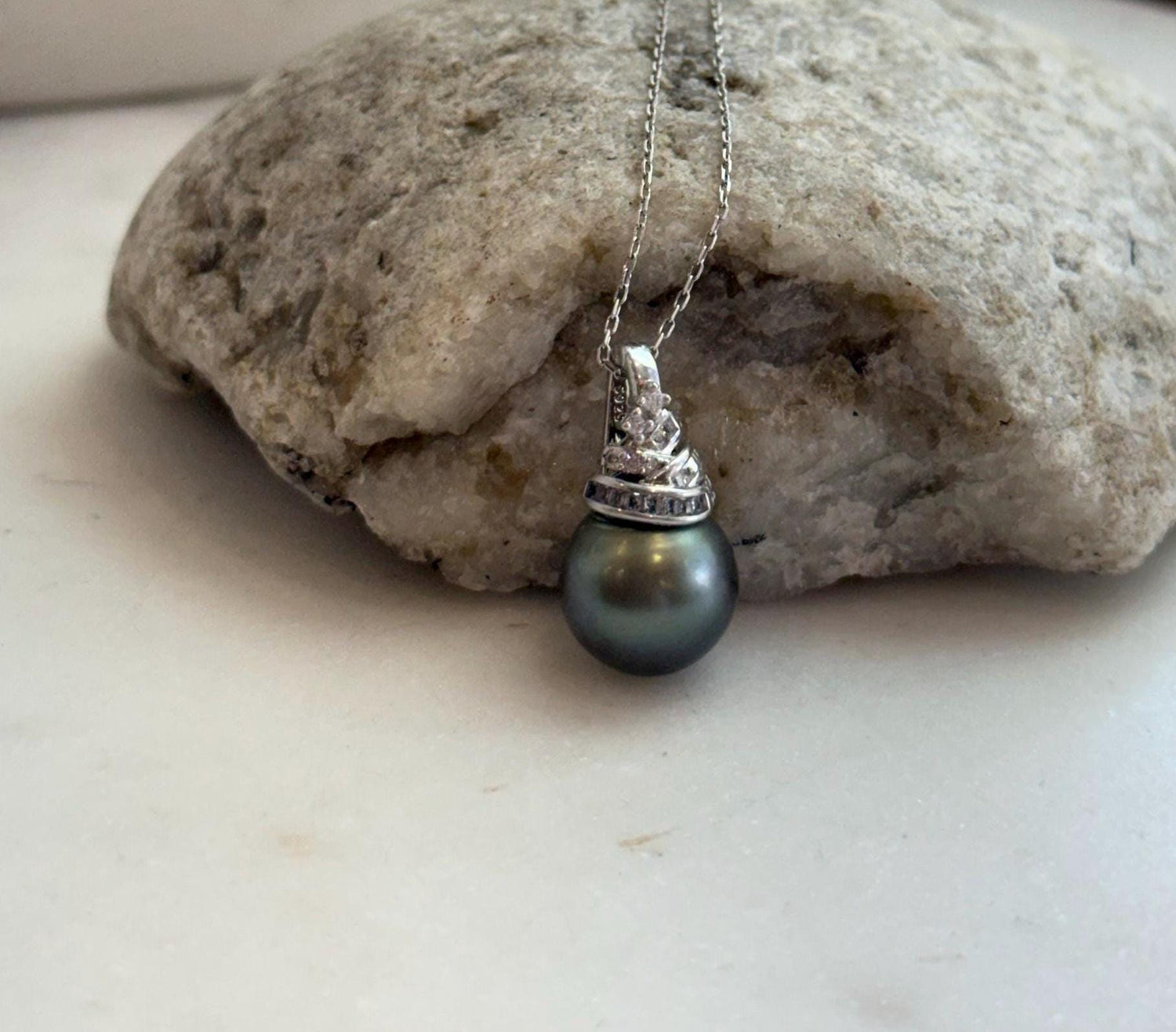 Elly’s 12.4mm Genius Tahitian platinum hunter Ocean Pearl Pendant: Extreme luster mirrored, 2.3cm high, S925 silver pendant.