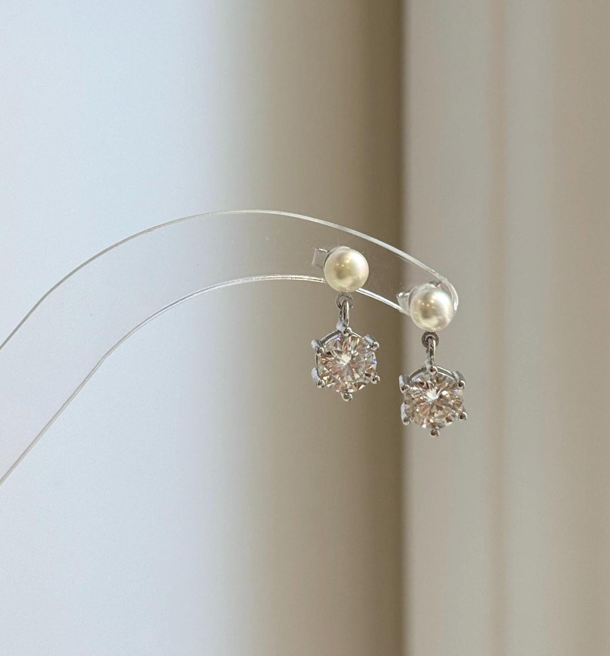 Elly’s 2.0ct Moissanite Akoya ocean pearls earrings: Extreme luster Mirrored, 4.9mm, 1.7cm high, S925 silver cool earrings.