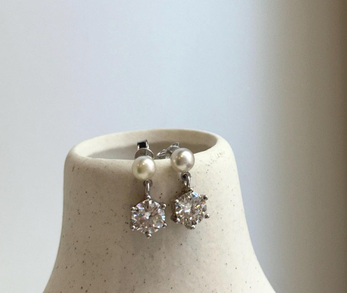 Elly’s 2.0ct Moissanite Akoya ocean pearls earrings: Extreme luster Mirrored, 4.9mm, 1.7cm high, S925 silver cool earrings.
