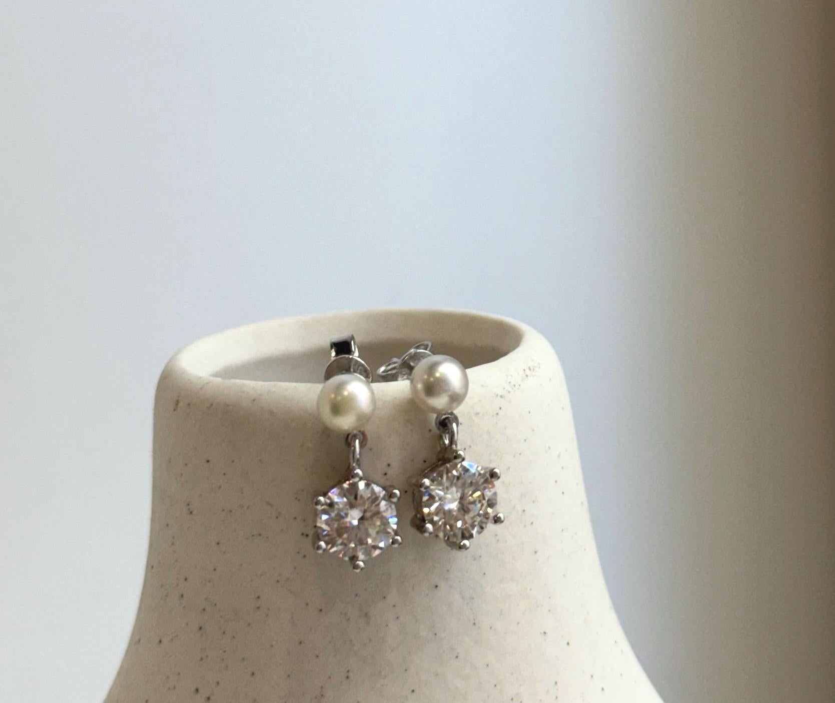 Elly’s 2.0ct Moissanite Akoya ocean pearls earrings: Extreme luster Mirrored, 4.9mm, 1.7cm high, S925 silver cool earrings.