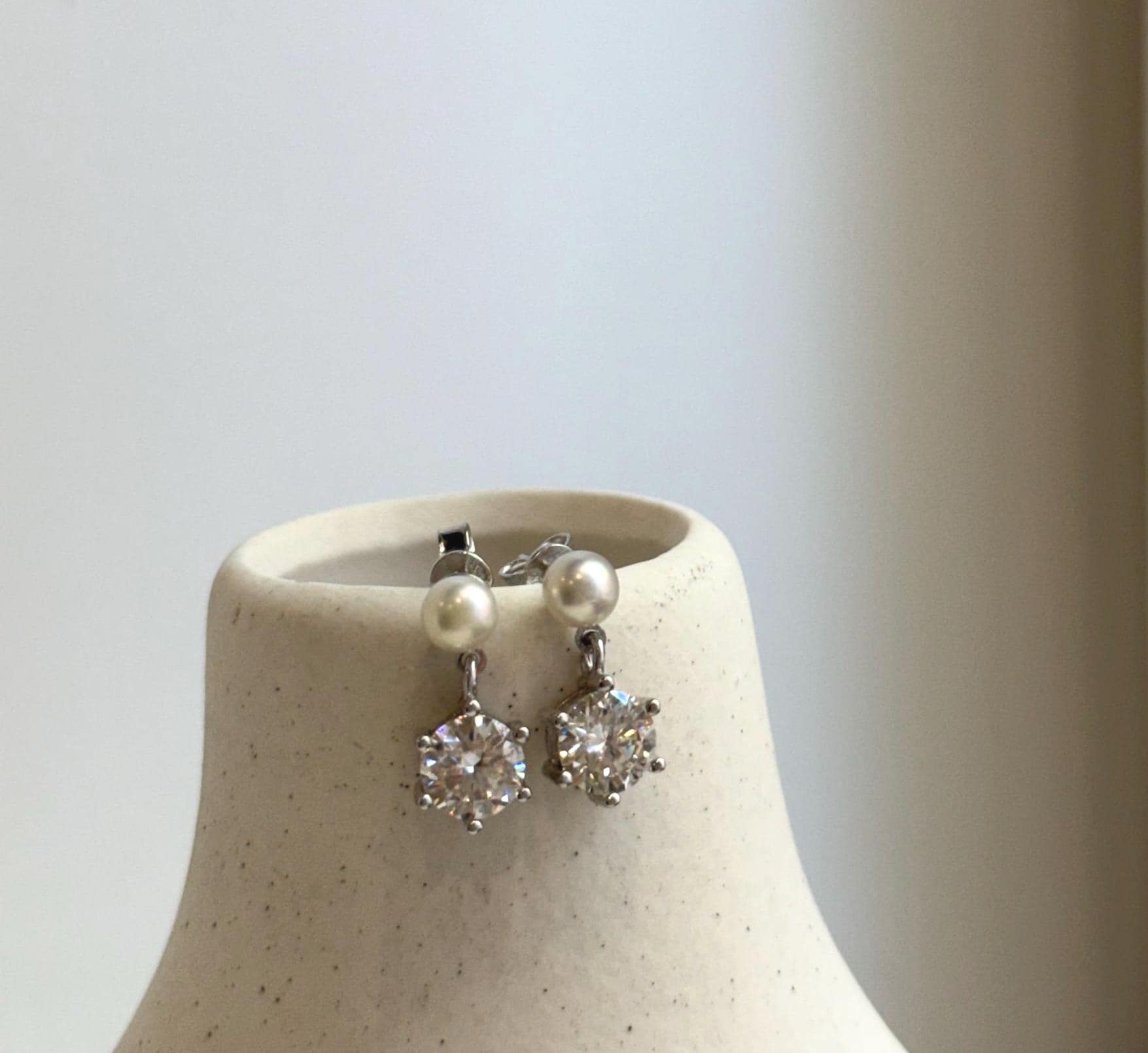 Elly’s 2.0ct Moissanite Akoya ocean pearls earrings: Extreme luster Mirrored, 4.9mm, 1.7cm high, S925 silver cool earrings.