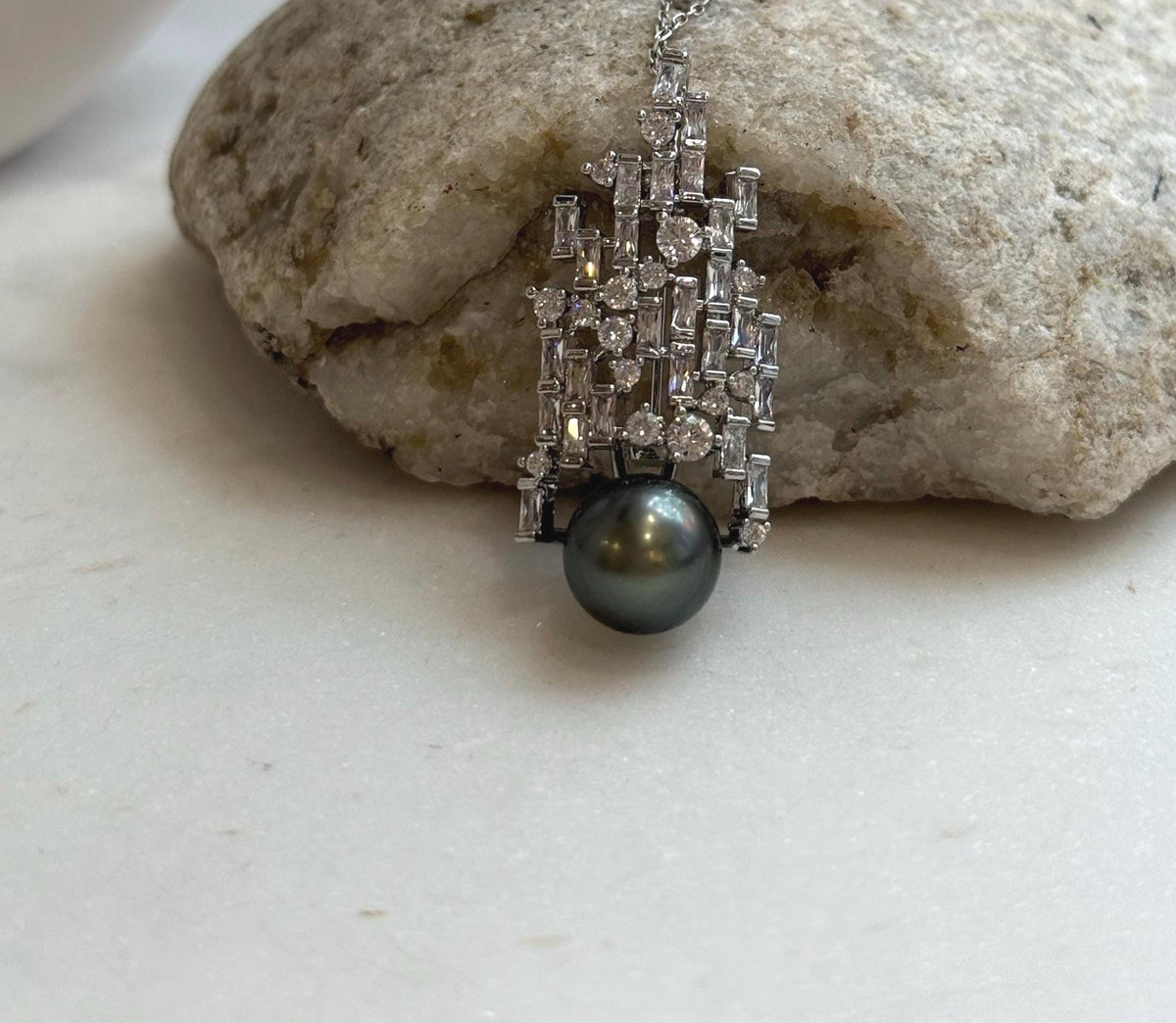 Elly’s 10.2mm Tahitian ocean pearl waterfall brooch pendant 2in1: Extreme luster mirrored, peacock hunter, 1.7x4cm