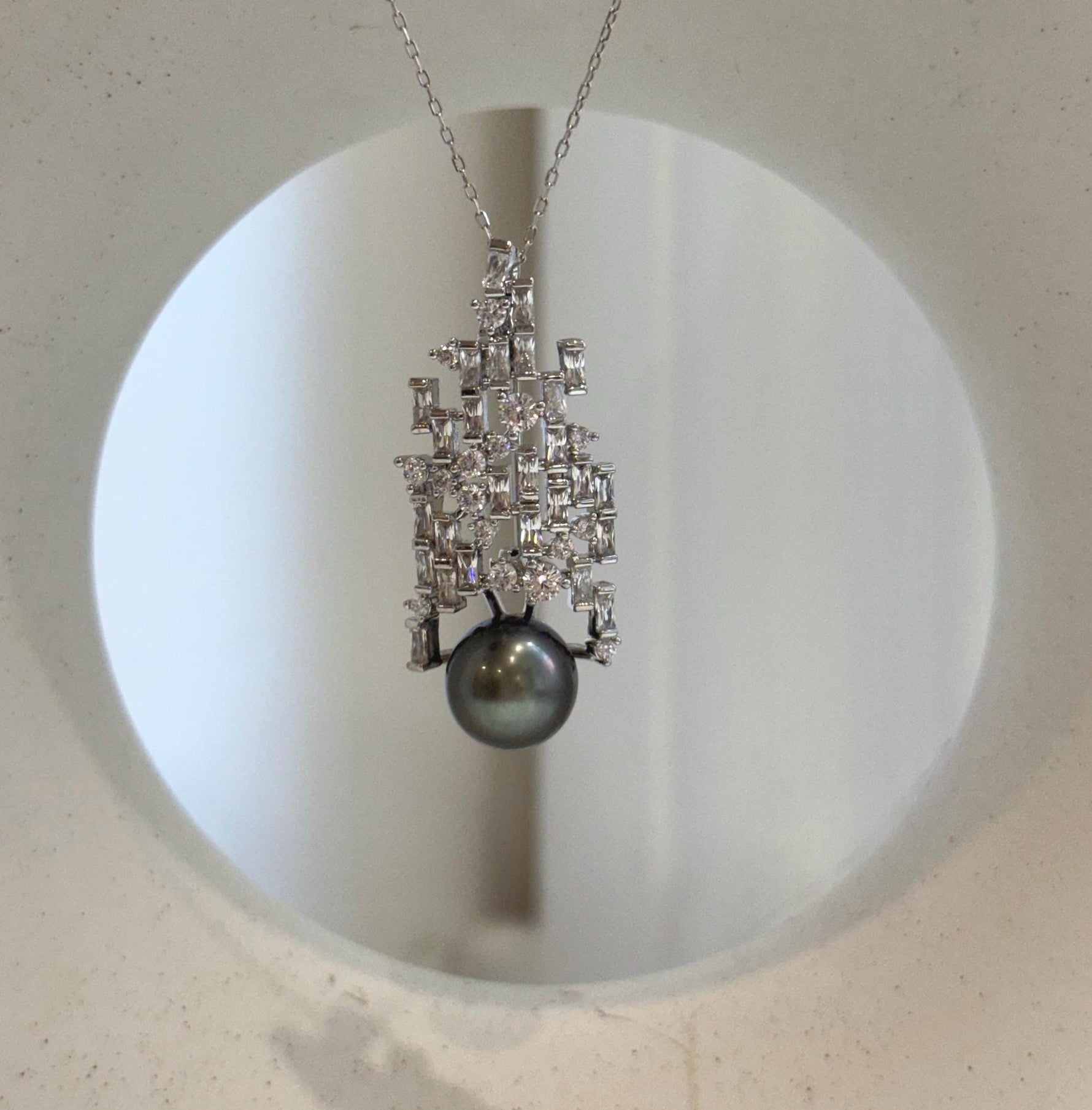 Elly’s 10.2mm Tahitian ocean pearl waterfall brooch pendant 2in1: Extreme luster mirrored, peacock hunter, 1.7x4cm