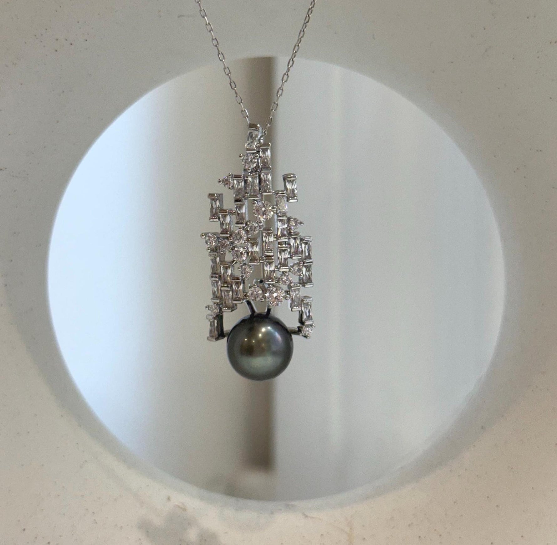 Elly’s 10.2mm Tahitian ocean pearl waterfall brooch pendant 2in1: Extreme luster mirrored, peacock hunter, 1.7x4cm
