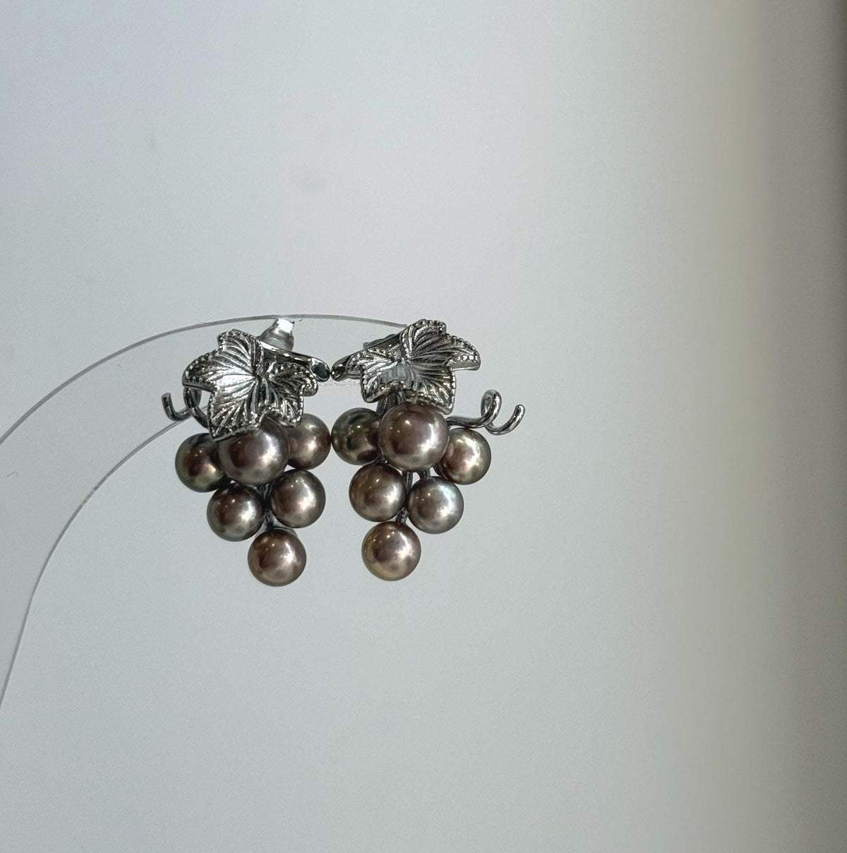 Elly’s 4.8-5.8mm Genius Freshwater rose green Keshi Pearls Grape Earrings: Extreme luster mirrored, 1.4x2.2cm, S925 silver earrings.