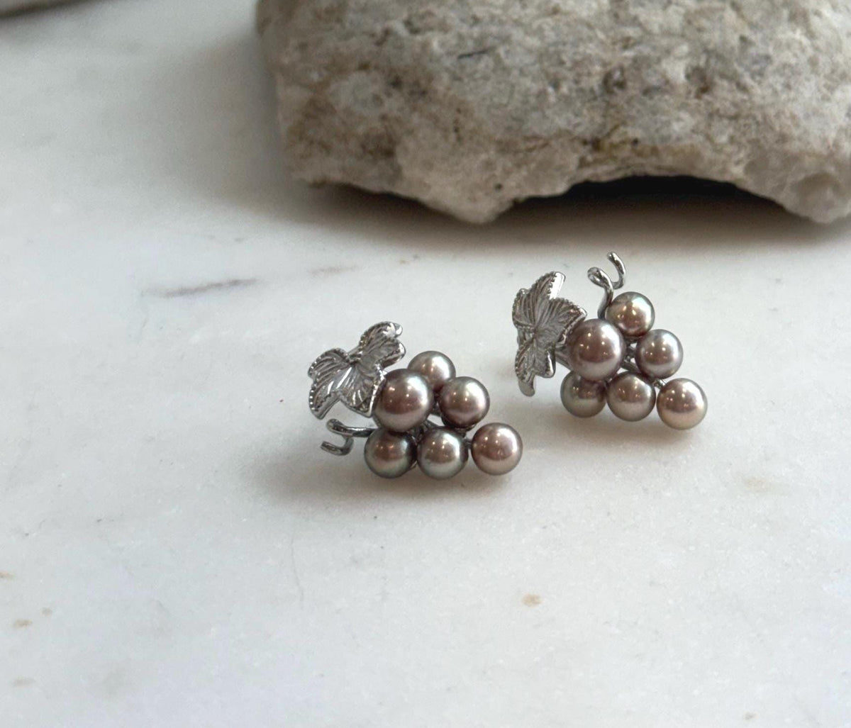 Elly’s 4.8-5.8mm Genius Freshwater rose green Keshi Pearls Grape Earrings: Extreme luster mirrored, 1.4x2.2cm, S925 silver earrings.
