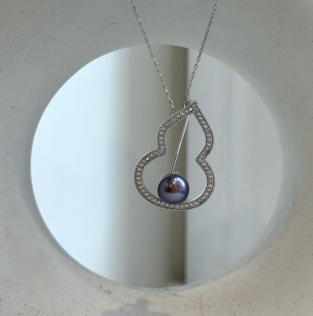Elly’s purple Pearl Gourd Brooch pendant 2in1: Extreme luster mirrored, 8.8mm, 2.5x3.4cm