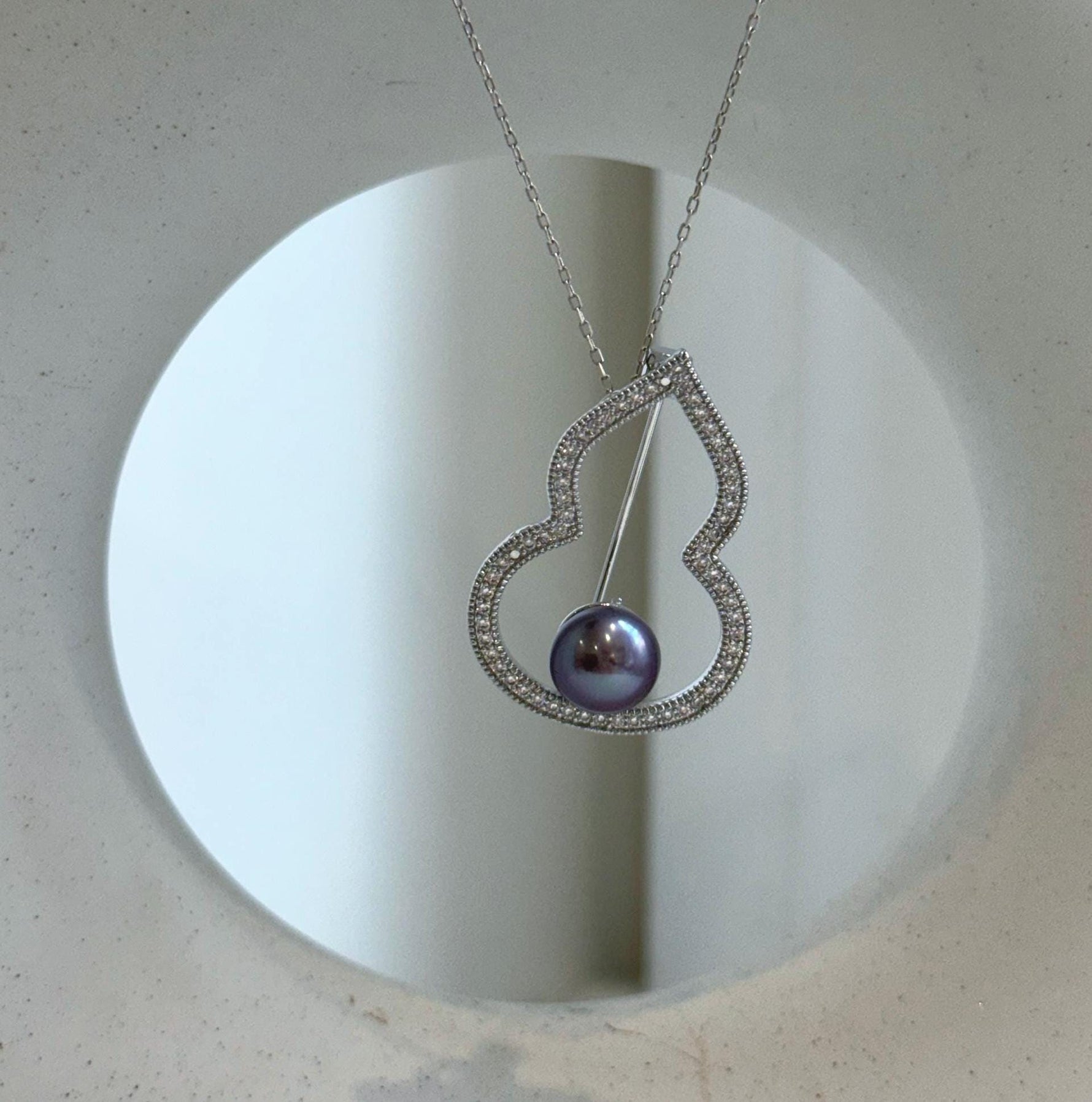 Elly’s purple Pearl Gourd Brooch pendant 2in1: Extreme luster mirrored, 8.8mm, 2.5x3.4cm
