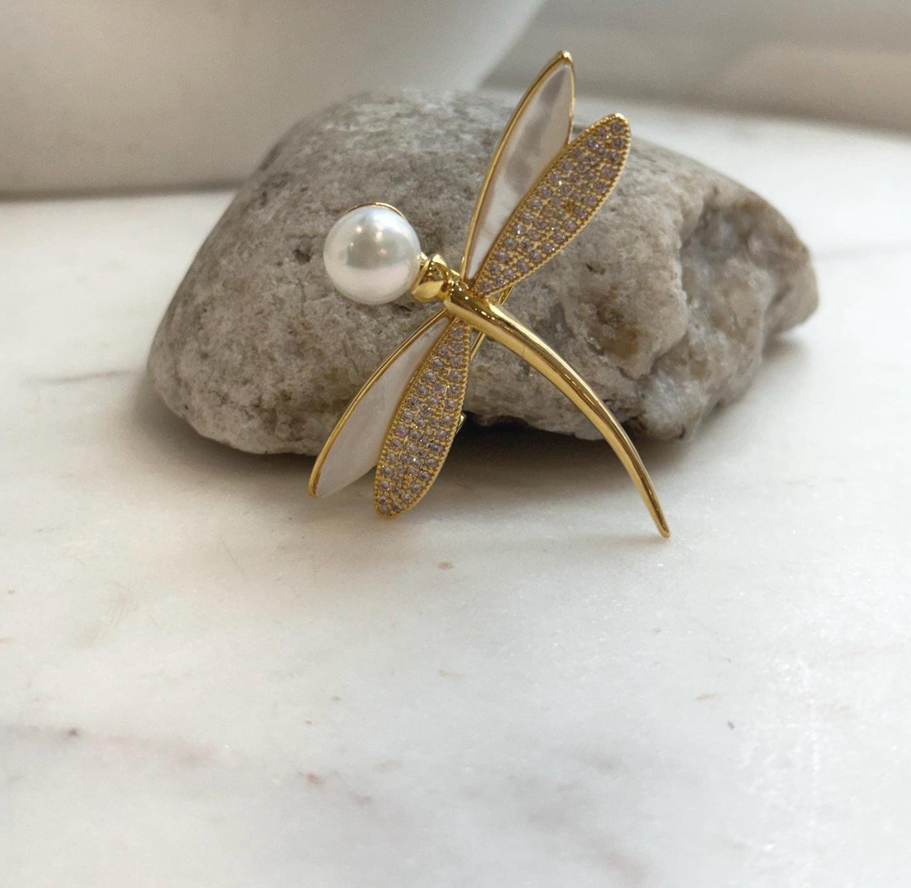 Elly’s 9.9mm white Edison Pearl Dragonfly Brooch pendant 2in1: Extreme luster mirrored pearl cool fancy brooch