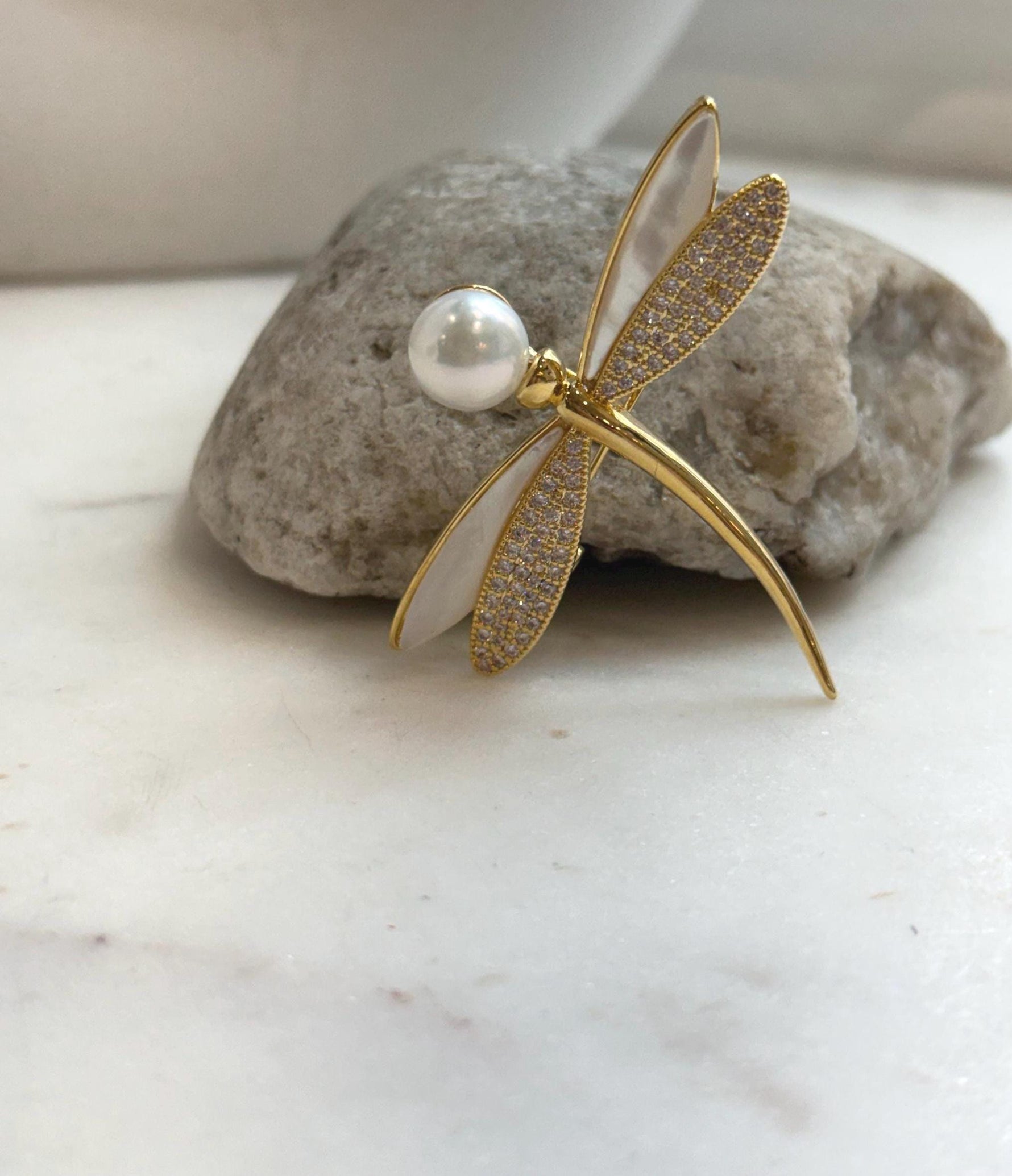 Elly’s 9.9mm white Edison Pearl Dragonfly Brooch pendant 2in1: Extreme luster mirrored pearl cool fancy brooch