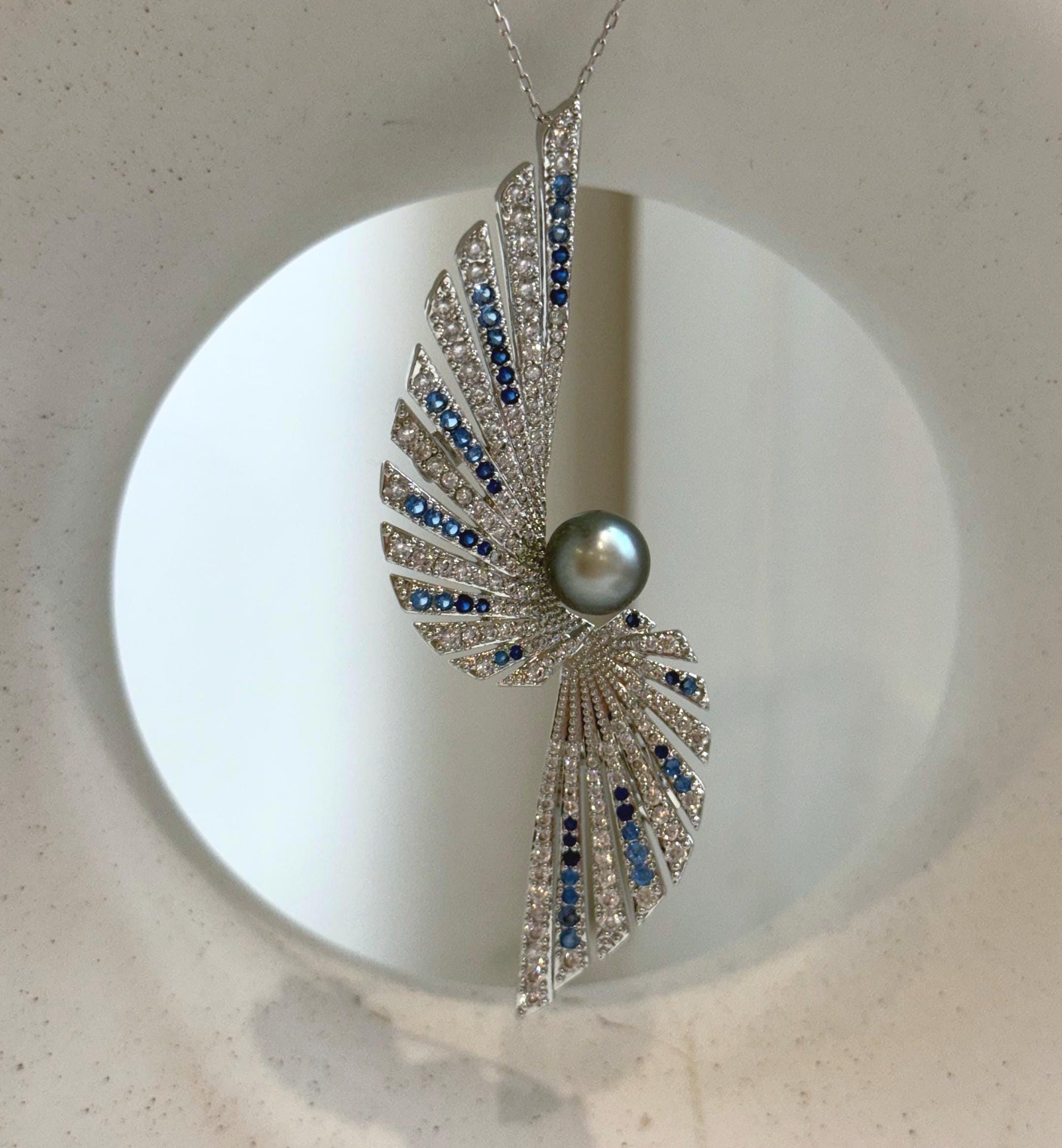 Elly’s 9.5mm Tahitian peacock green Ocean parrot Brooch Pendant 2in1: Extreme Luster mirrored