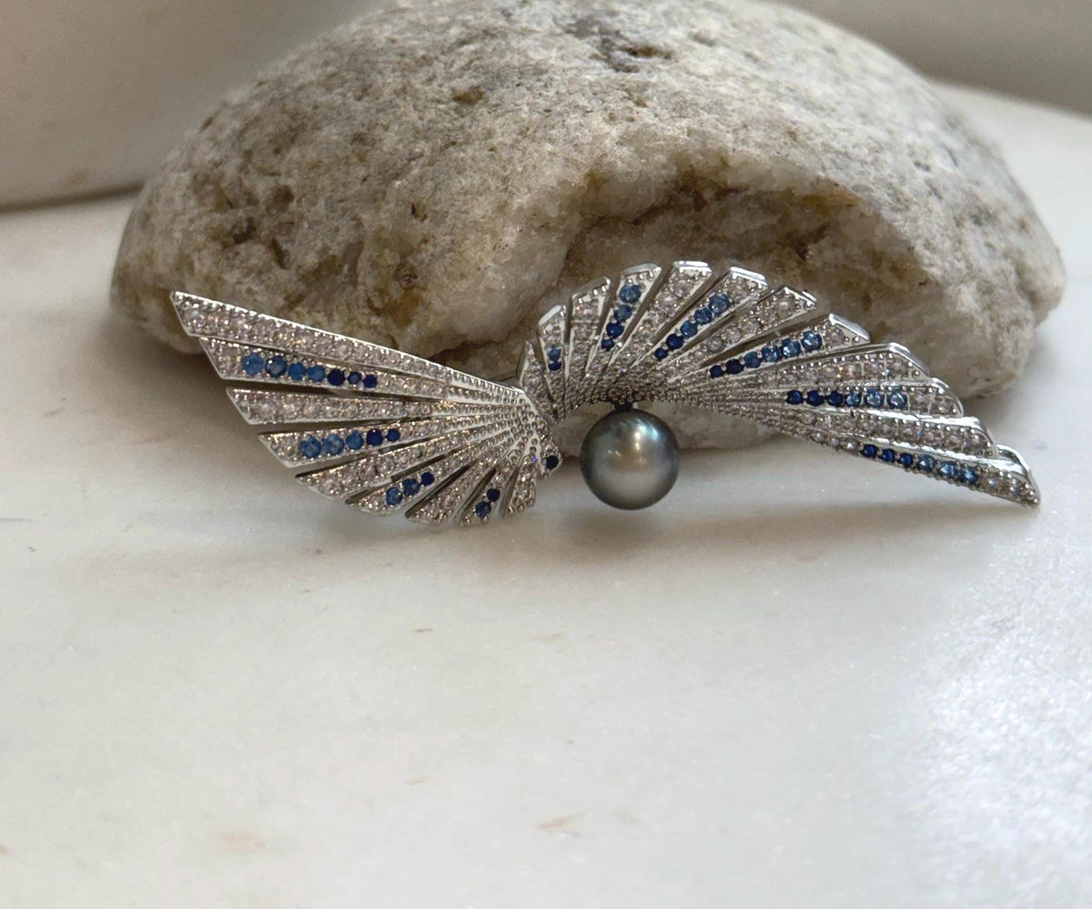 Elly’s 8.5mm Tahitian platinum blue Ocean feather Brooch Pendant 2in1: Extreme Luster mirrored, no chain.