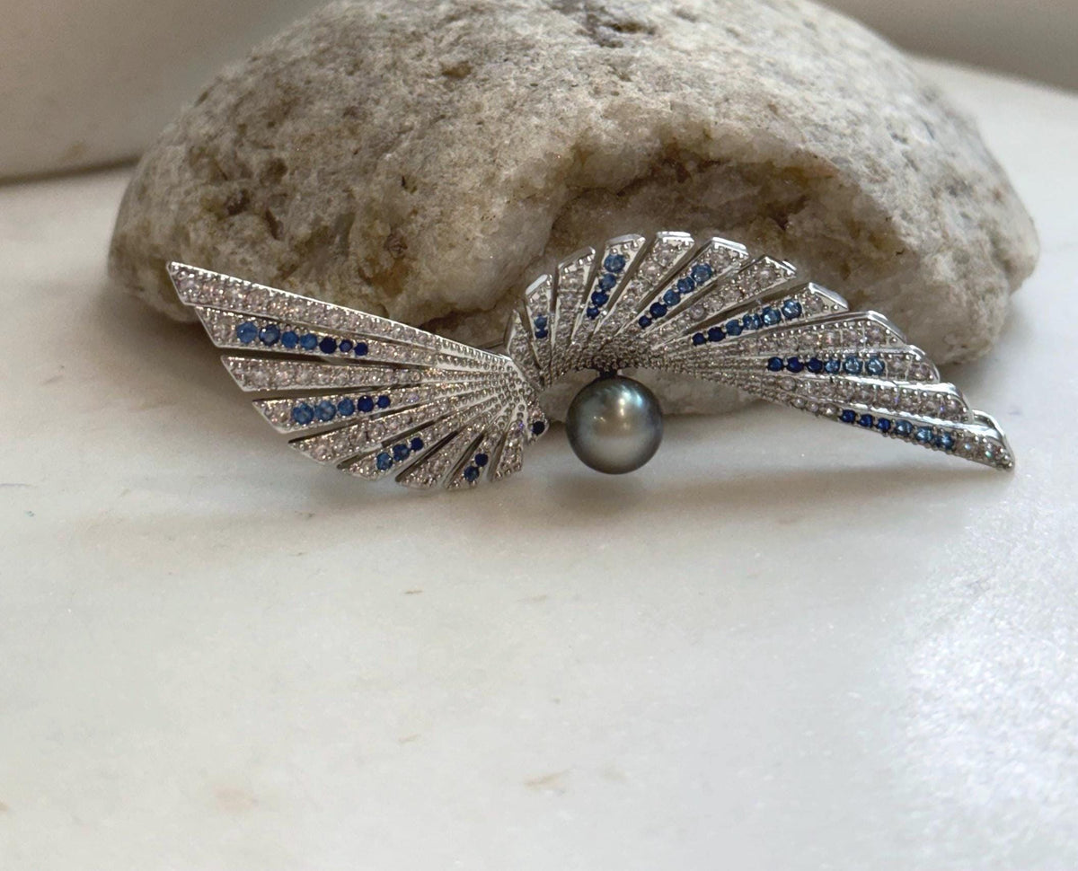 Elly’s 8.5mm Tahitian platinum blue Ocean feather Brooch Pendant 2in1: Extreme Luster mirrored, no chain.