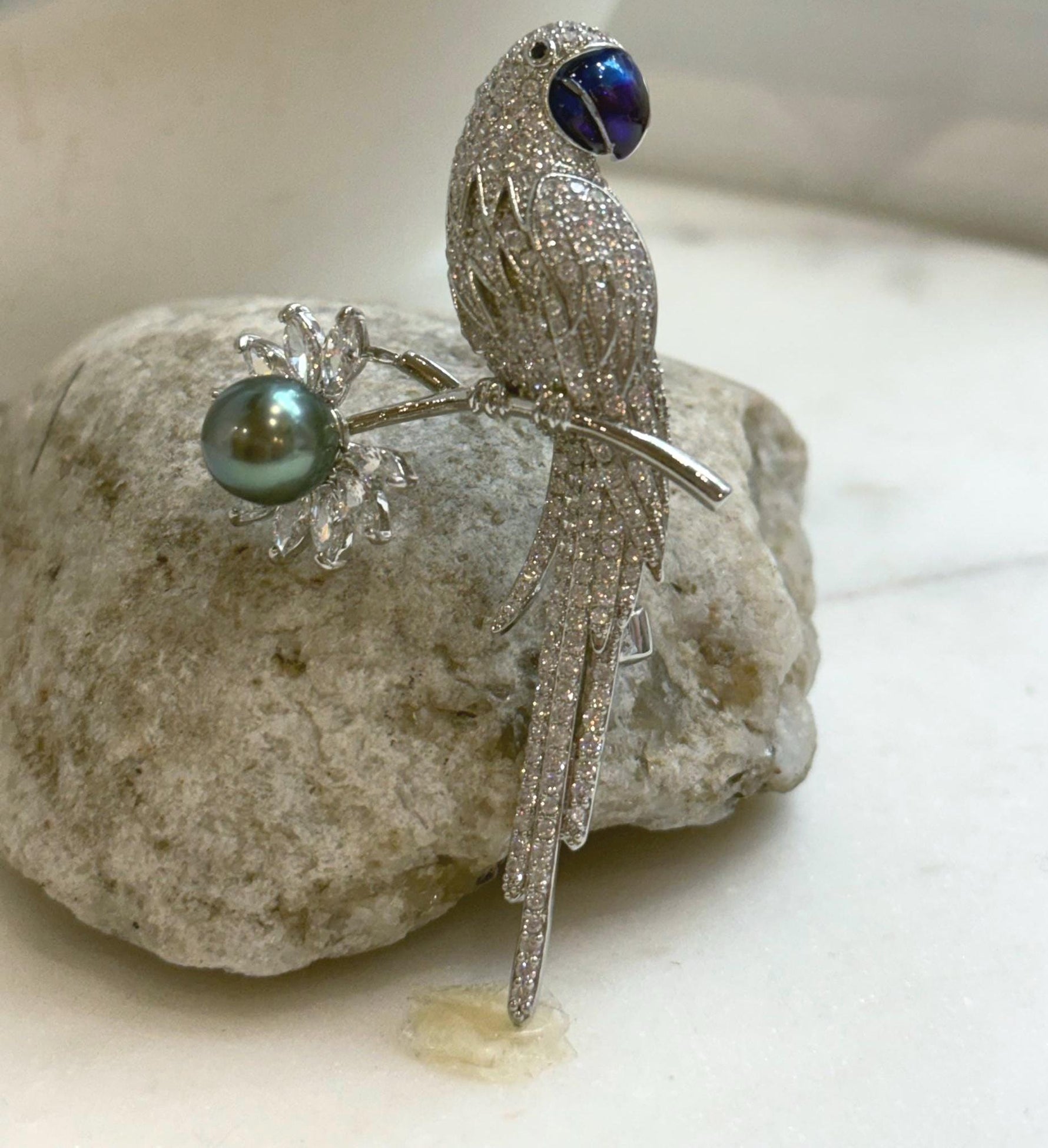 Elly’s 9.5mm Tahitian peacock green Ocean parrot Brooch Pendant 2in1: Extreme Luster mirrored, 4.2x7.3cm, no chain.