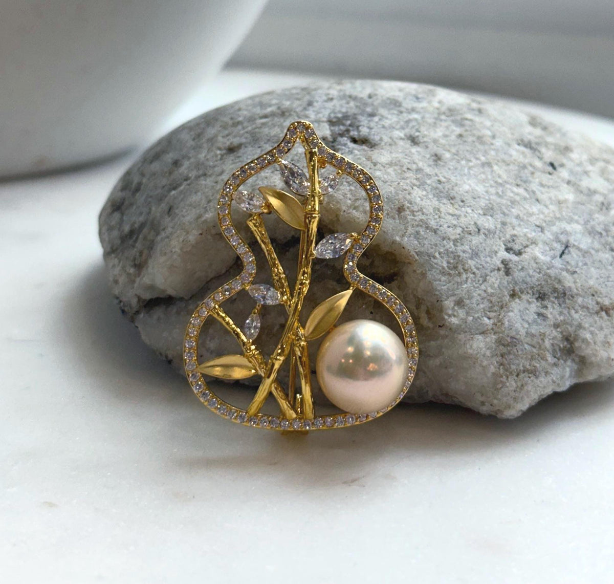 Elly’s 11.9mm Edison peach gold pearl Gourd brooch pendant 2in1: Extreme luster mirrored, 3x4cm.