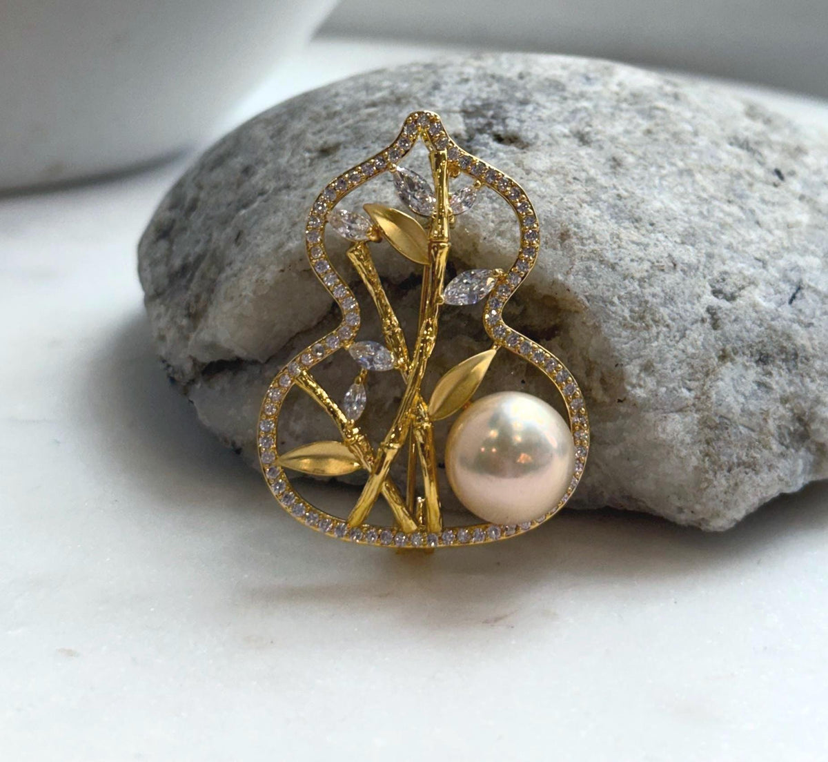Elly’s 11.9mm Edison peach gold pearl Gourd brooch pendant 2in1: Extreme luster mirrored, 3x4cm.