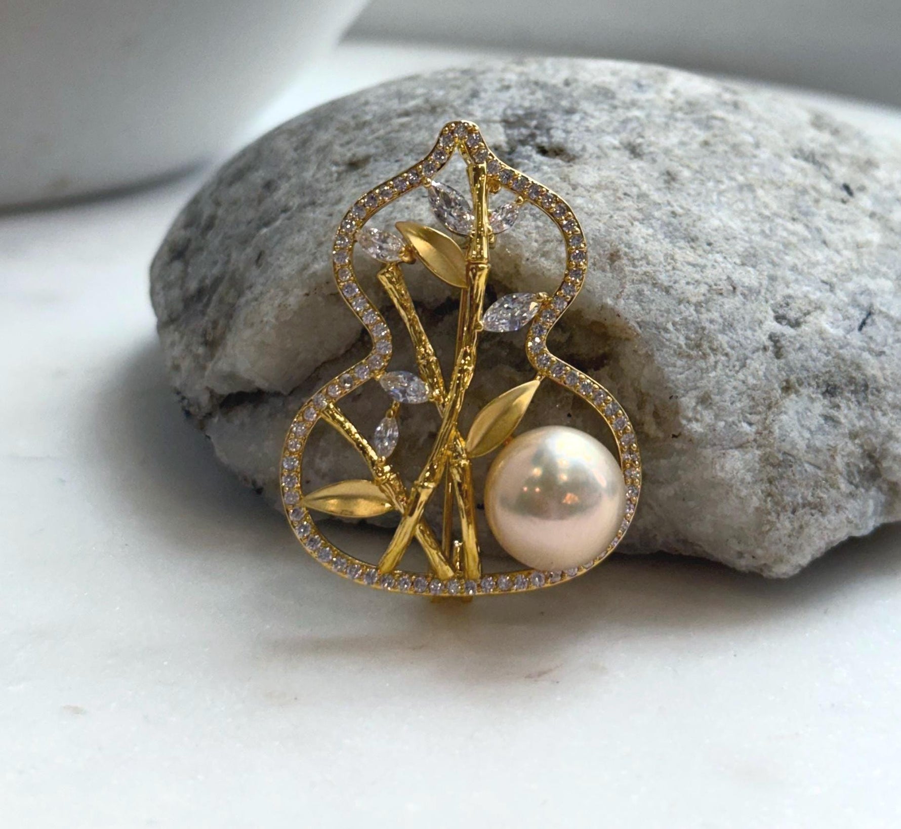 Elly’s 11.9mm Edison peach gold pearl Gourd brooch pendant 2in1: Extreme luster mirrored, 3x4cm.