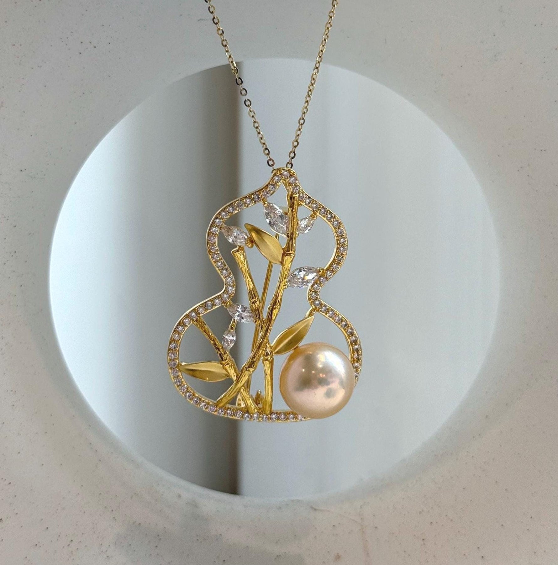 Elly’s 11.9mm Edison peach gold pearl Gourd brooch pendant 2in1: Extreme luster mirrored, 3x4cm.