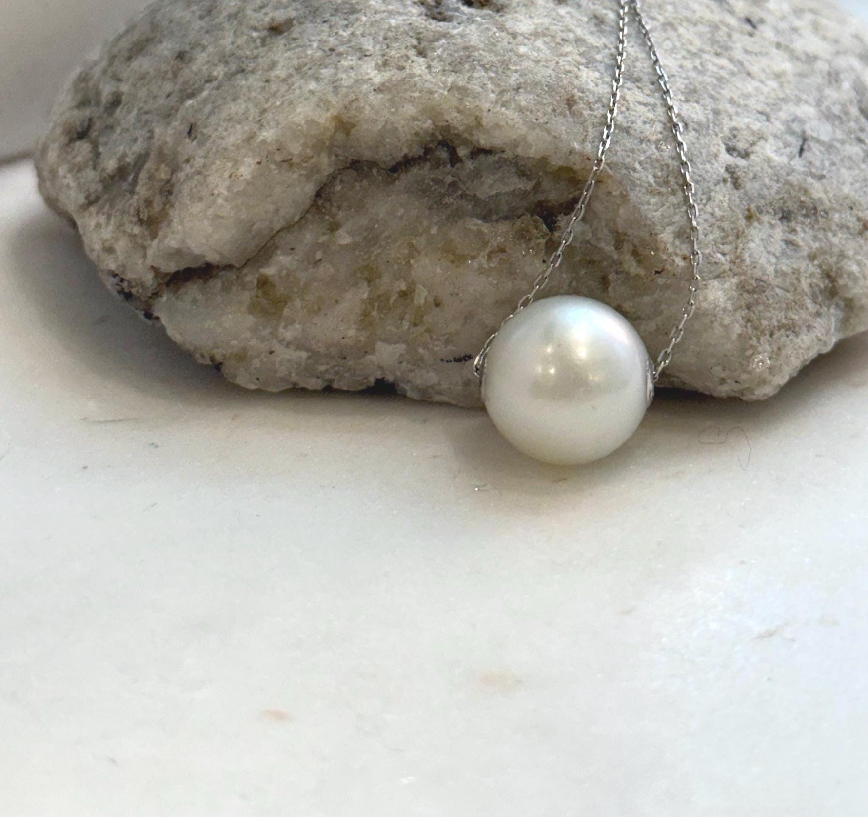 Elly’s Au750 18K Gold, 14.4mm Huge Australian ocean White Round Pearl, Floating pendant: Extreme luster,  S925 silver chain Magnetic clips.