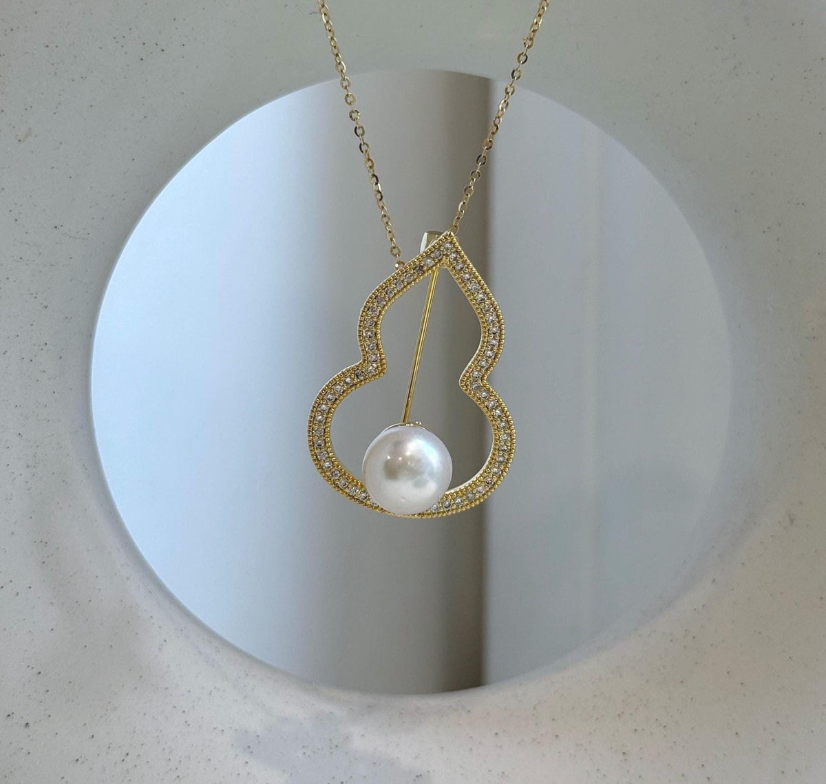 Elly’s Edison White Pearl Gourd Brooch Pendant 2in1: Extreme luster mirrored, 9.7mm, 2.3x3.3cm, no chain.