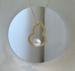 Elly’s Edison White Pearl Gourd Brooch Pendant 2in1: Extreme luster mirrored, 9.7mm, 2.3x3.3cm, no chain.