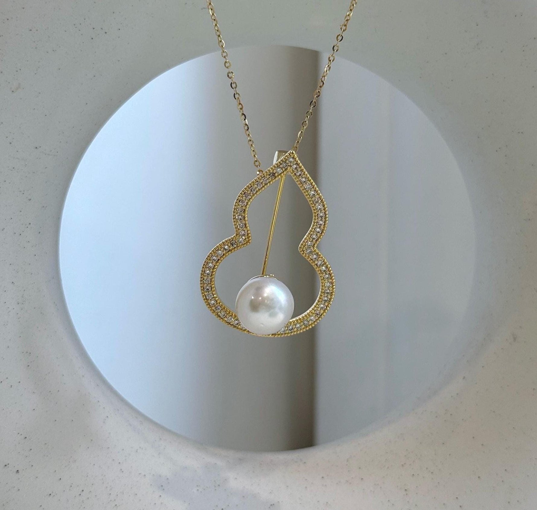 Elly’s Edison White Pearl Gourd Brooch Pendant 2in1: Extreme luster mirrored, 9.7mm, 2.3x3.3cm, no chain.