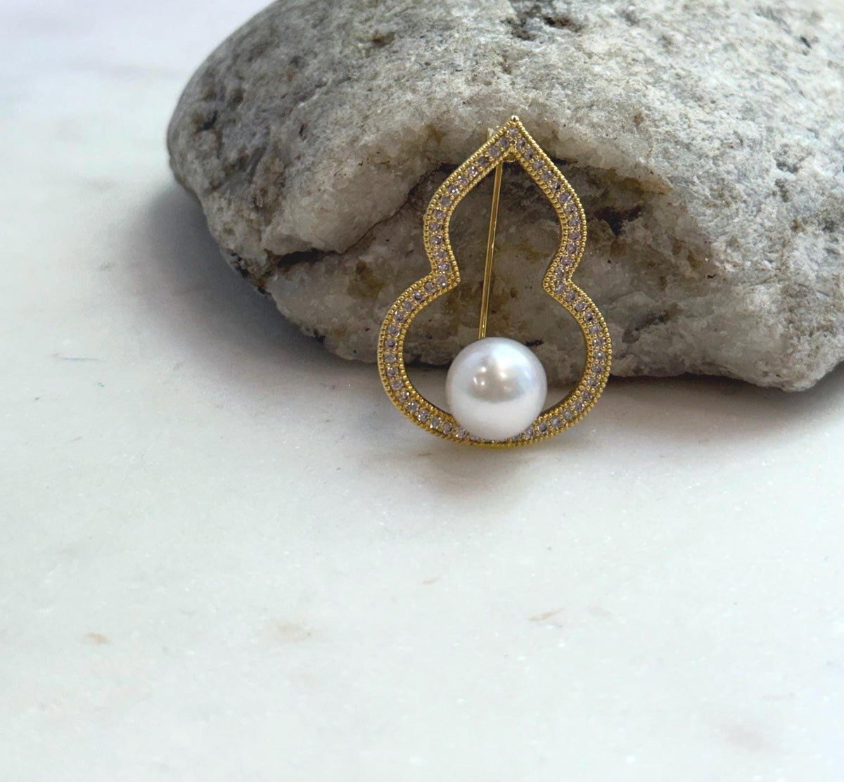 Elly’s Edison White Pearl Gourd Brooch Pendant 2in1: Extreme luster mirrored, 9.7mm, 2.3x3.3cm, no chain.