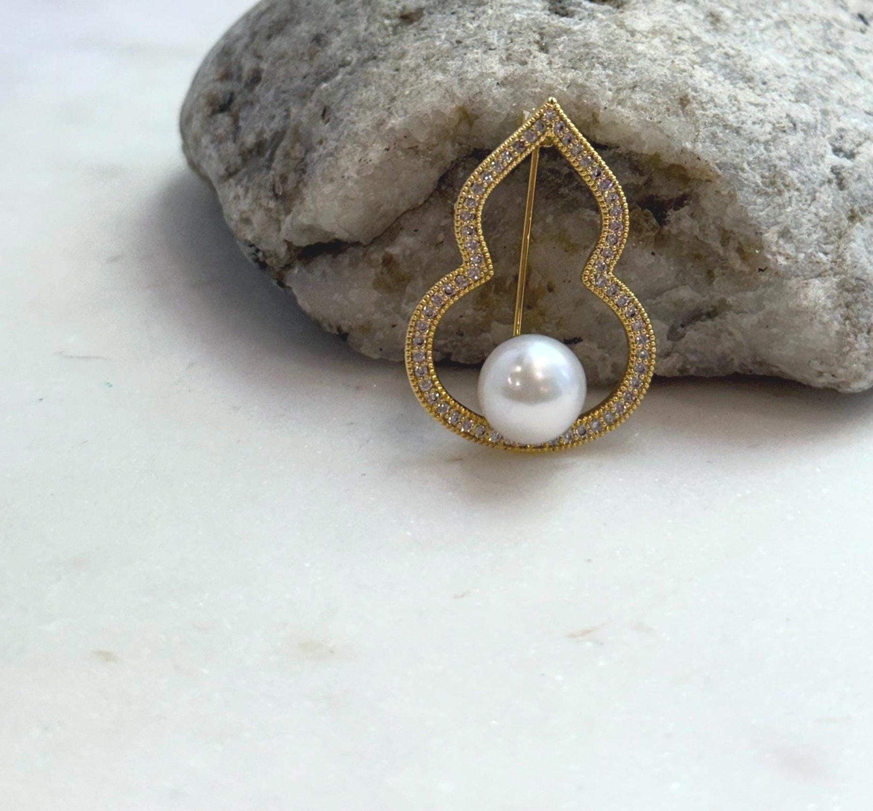 Elly’s Edison White Pearl Gourd Brooch Pendant 2in1: Extreme luster mirrored, 9.7mm, 2.3x3.3cm, no chain.