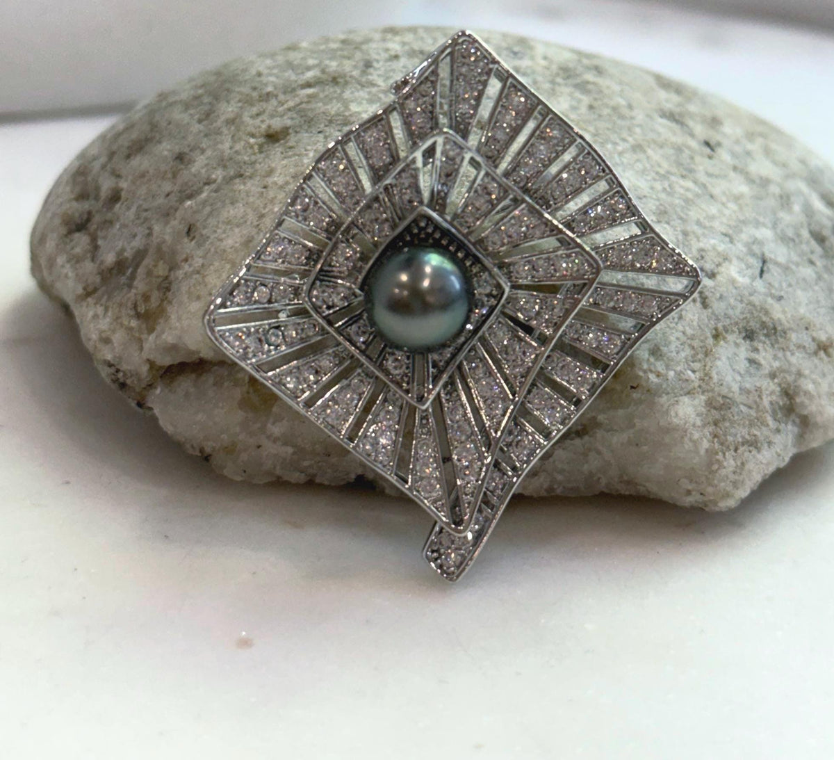 Elly’s peacock green Tahitian ocean Pearl Vintage Brooch Pendant 2in1: Extreme luster, 9.6mm, 3.5x3.8cm.