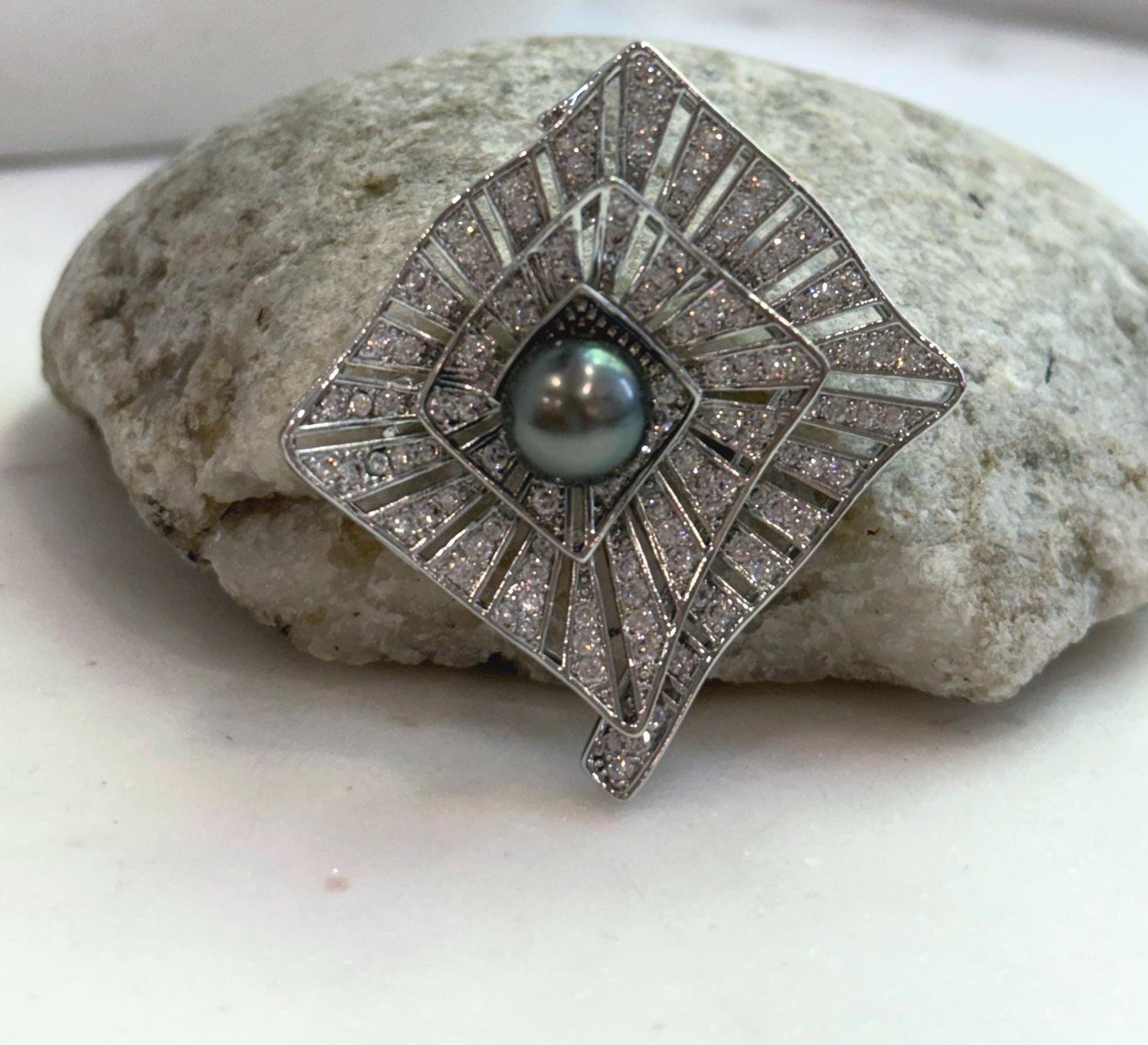 Elly’s peacock green Tahitian ocean Pearl Vintage Brooch Pendant 2in1: Extreme luster, 9.6mm, 3.5x3.8cm.