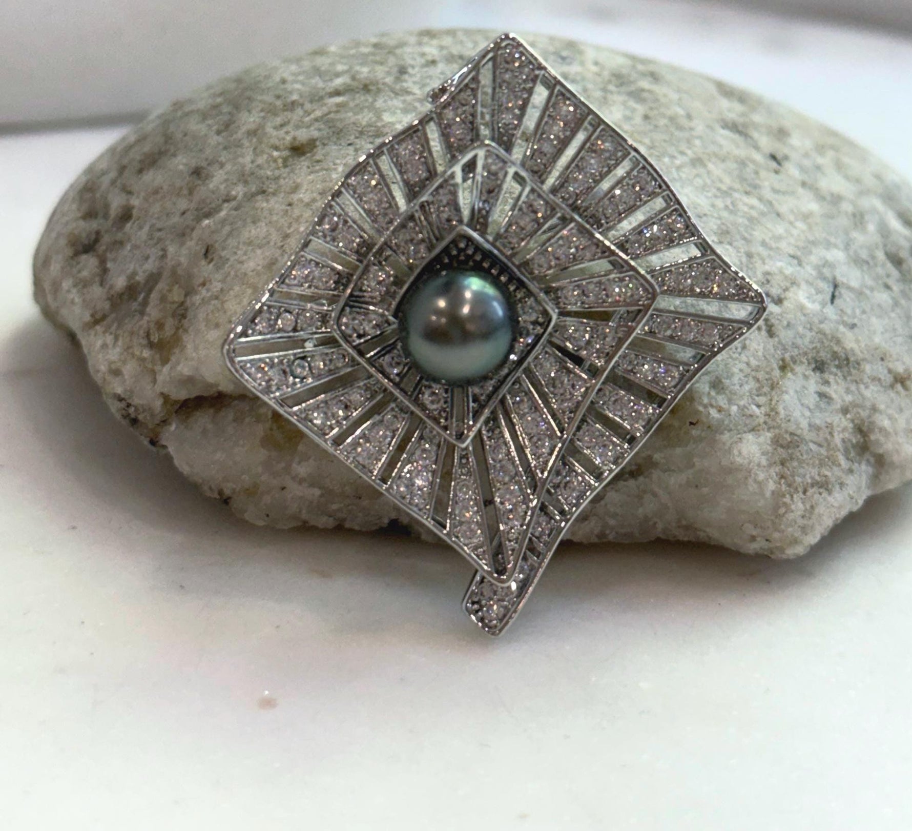 Elly’s peacock green Tahitian ocean Pearl Vintage Brooch Pendant 2in1: Extreme luster, 9.6mm, 3.5x3.8cm.
