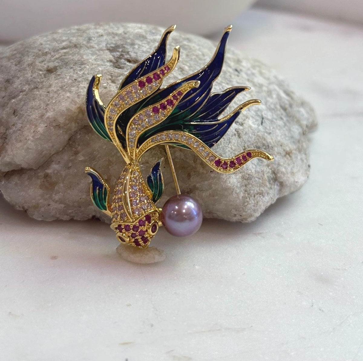 Elly’s Mauve Rose Pearl Goldfish Brooch pendant 2in1: Extreme luster mirrored, 9.6mm, 4x5cm, no chain.