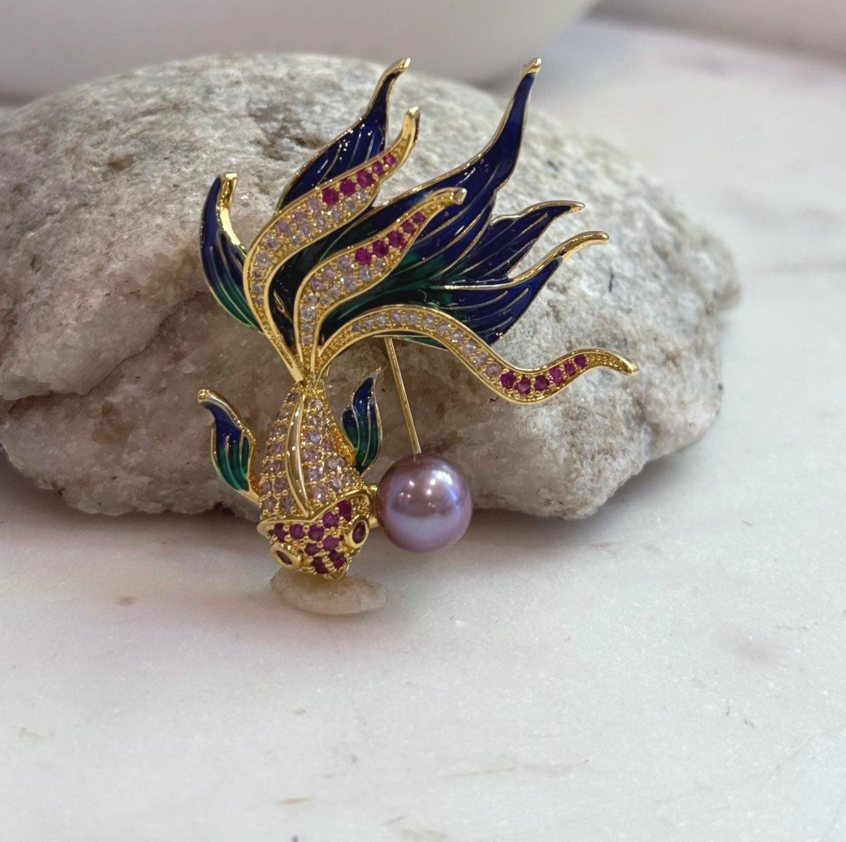 Elly’s Mauve Rose Pearl Goldfish Brooch pendant 2in1: Extreme luster mirrored, 9.6mm, 4x5cm, no chain.