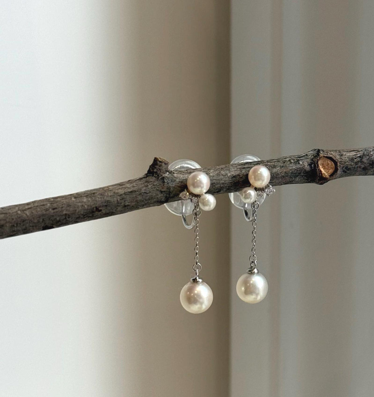Elly’s 6pcs Akoya ocean ivory pearls earings no piercings: Extreme luster mirrored, 3.7-7.2mm, s925 silver earrings. Pearl jewelry idea.