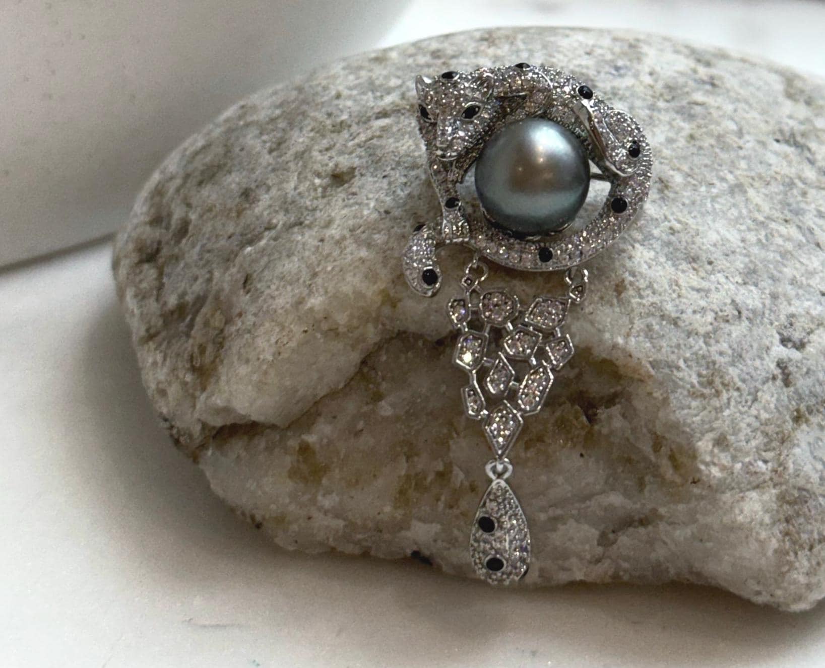 Elly’s Tahitian platinum Ocean Pearl Leopard Brooch pendant 2in1: Extreme luster mirrored, 10.2mm, 2.2x4.7cm, no chain.